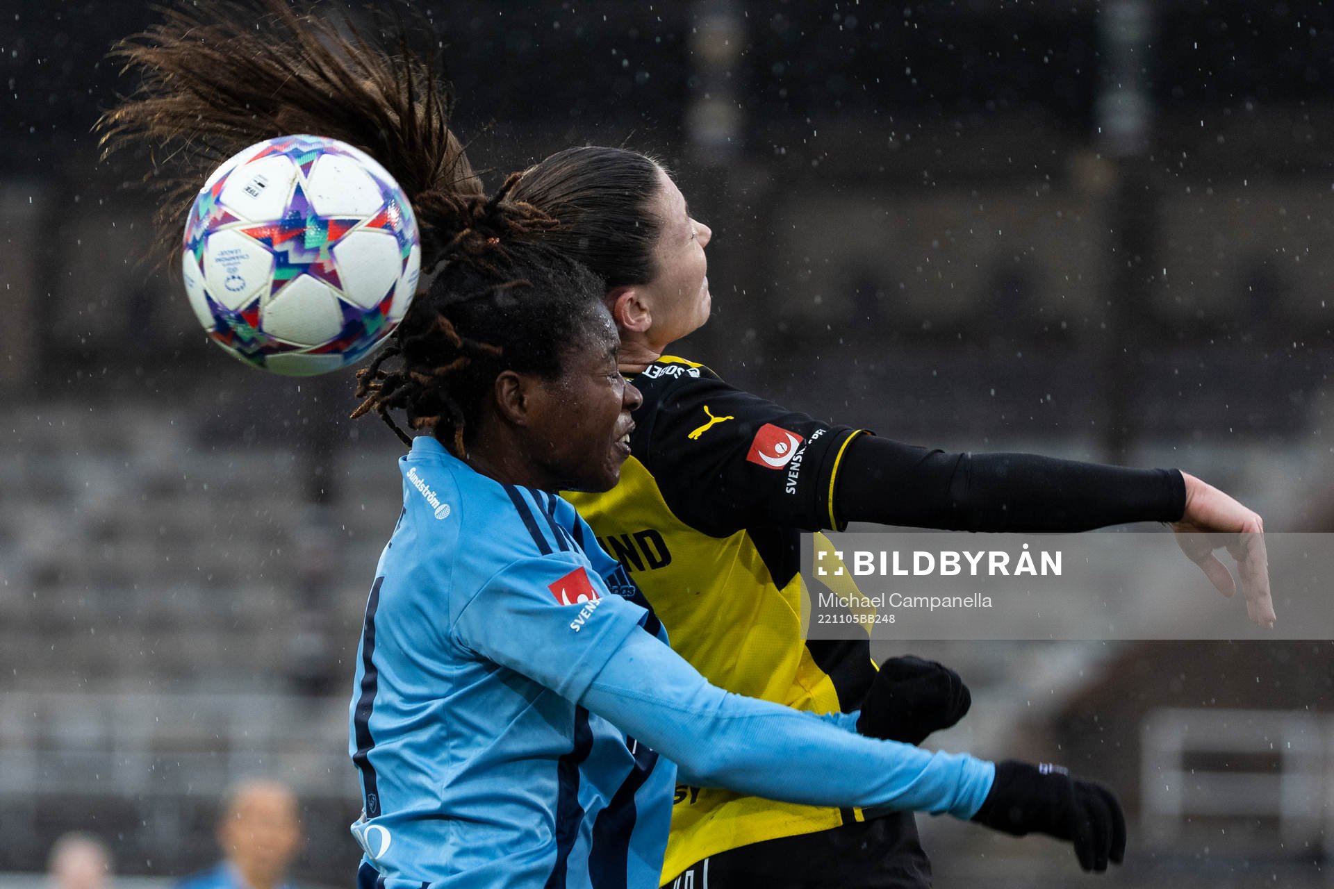 Djurgårdens Portia Boakye och Häckens Pauline Hammarlund