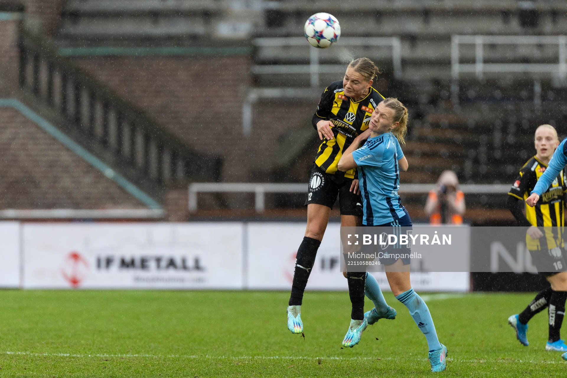 Häckens Stine Larsen  och Djurgårdens Sara Olai
