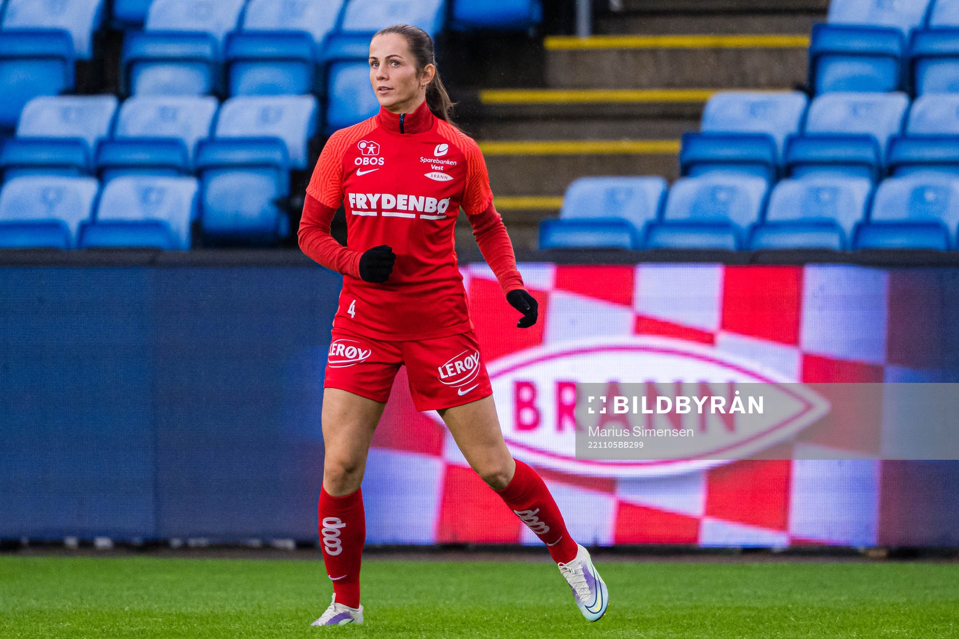 Tuva Hansen of Brann warms up