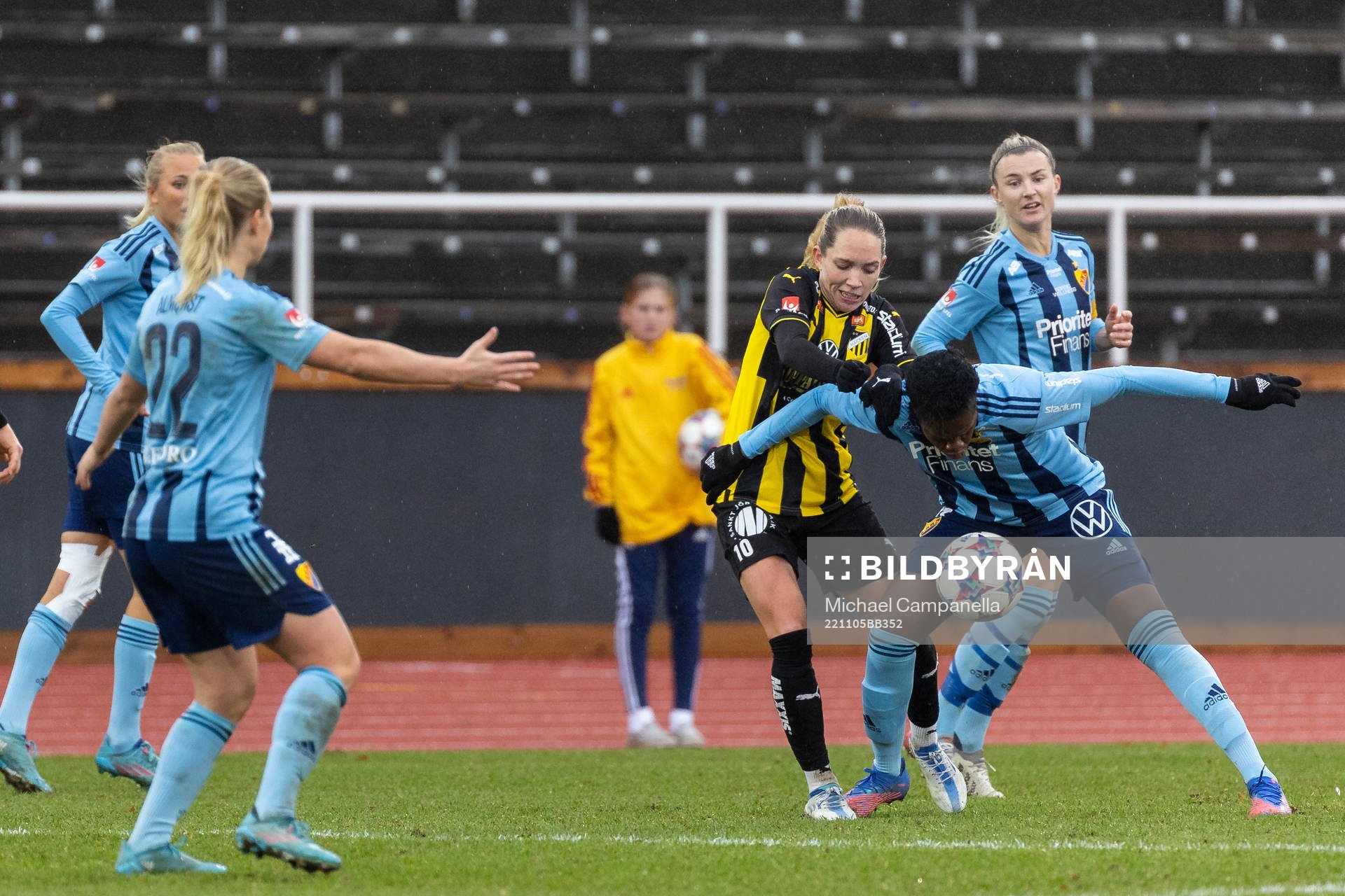 Häckens Elin Rubensson och Djurgårdens Portia Boakye