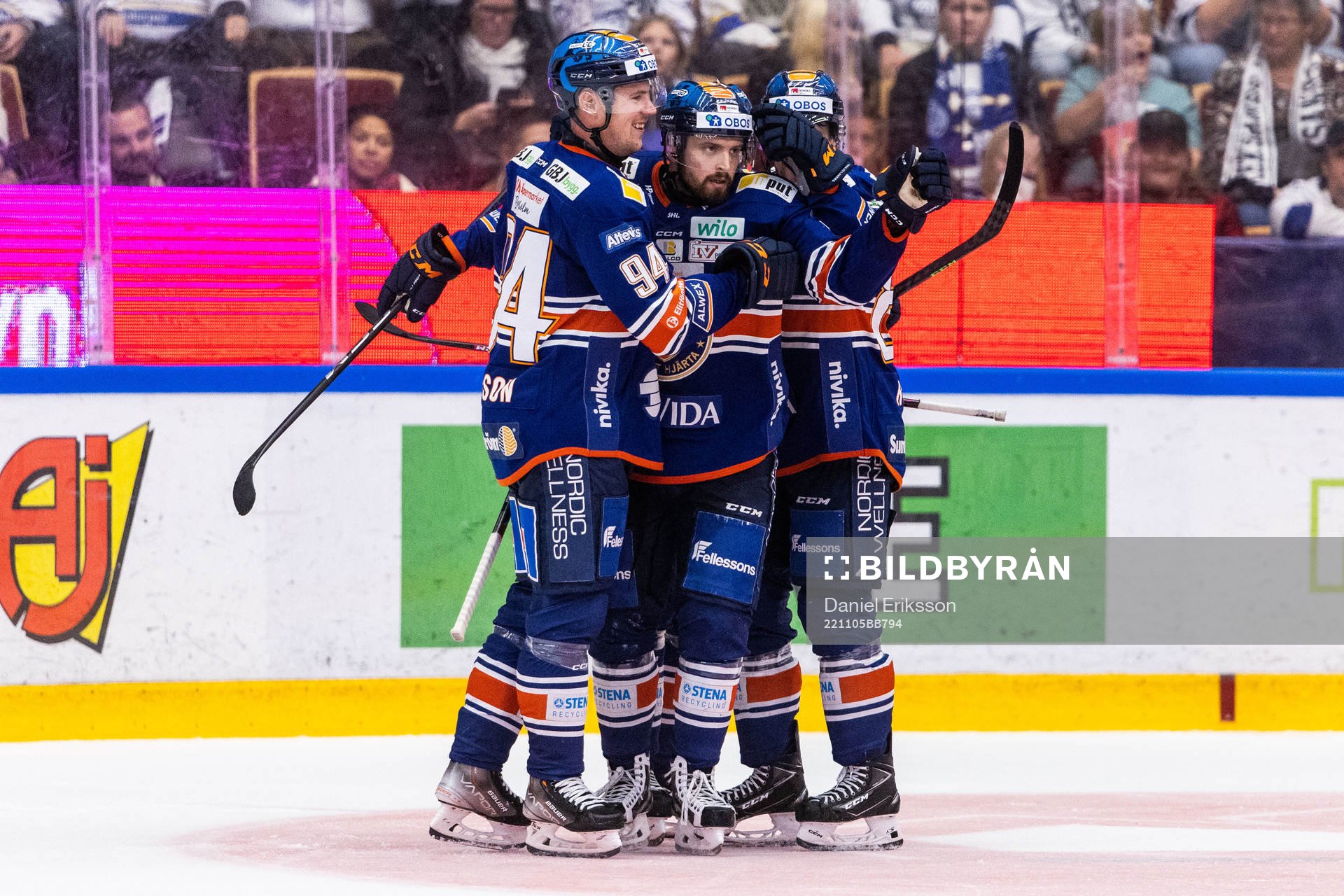 Växjös Lukas Bengtsson jublar med lagkamrater