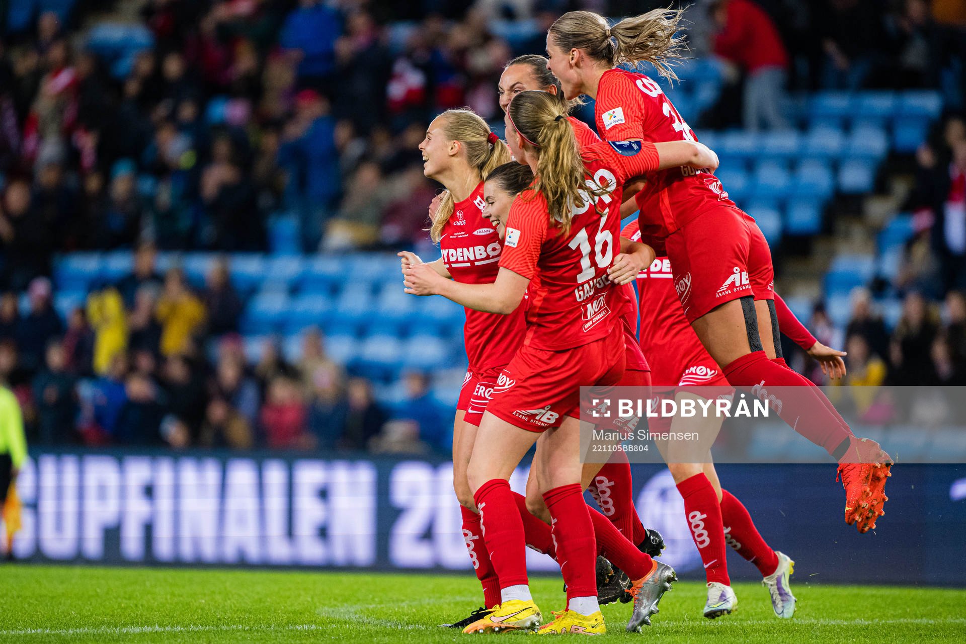 Nora Eide Lie of Brann celebrates