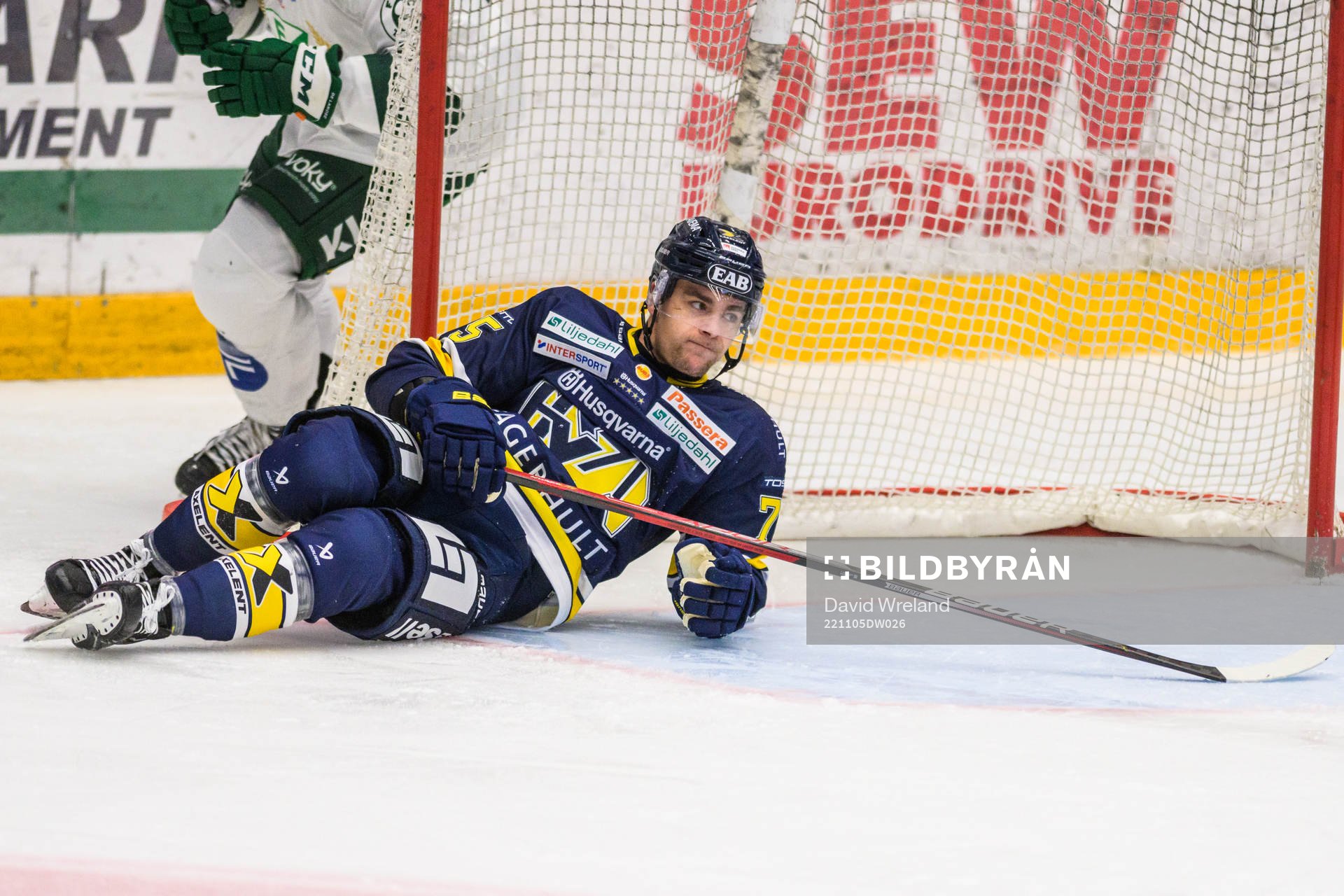 HV71s Radan Lenc  ligger på isen