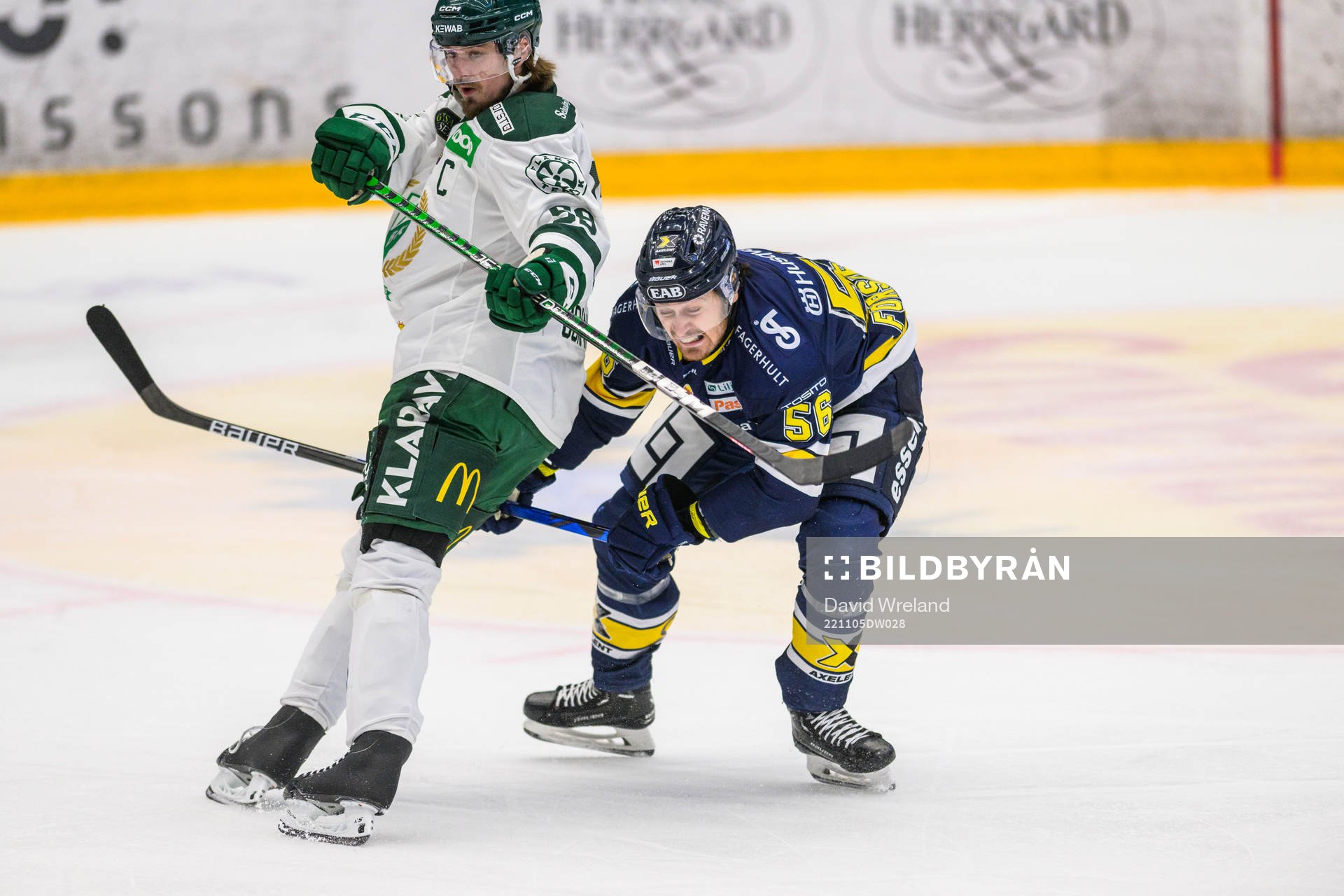Färjestads Linus Johansson och HV71s Fredrik Forsberg