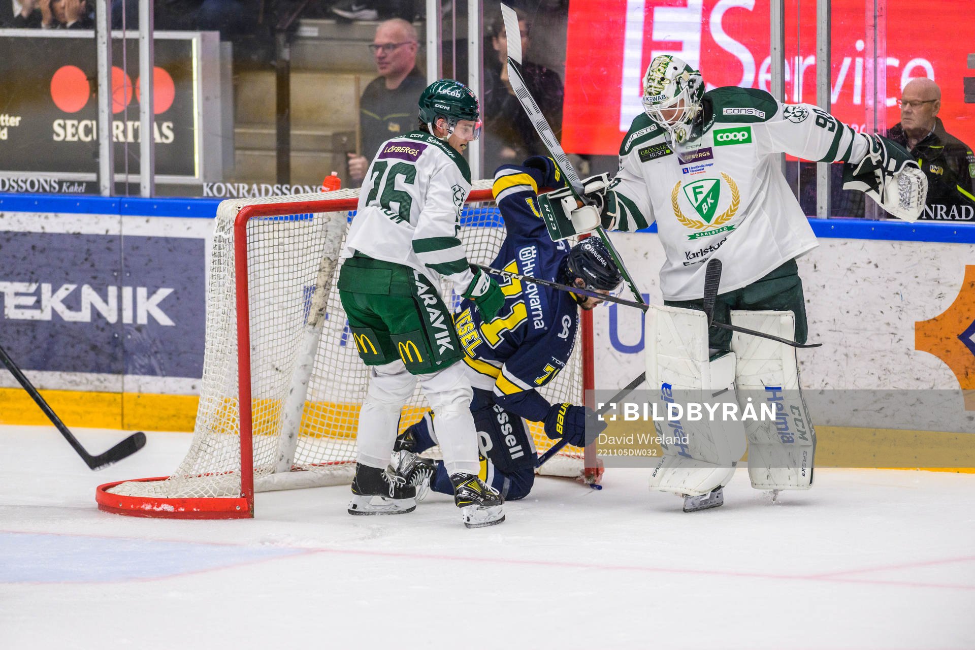 Färjestads målvakt Matthew Tomkins  och HV71s Tyler Vesel