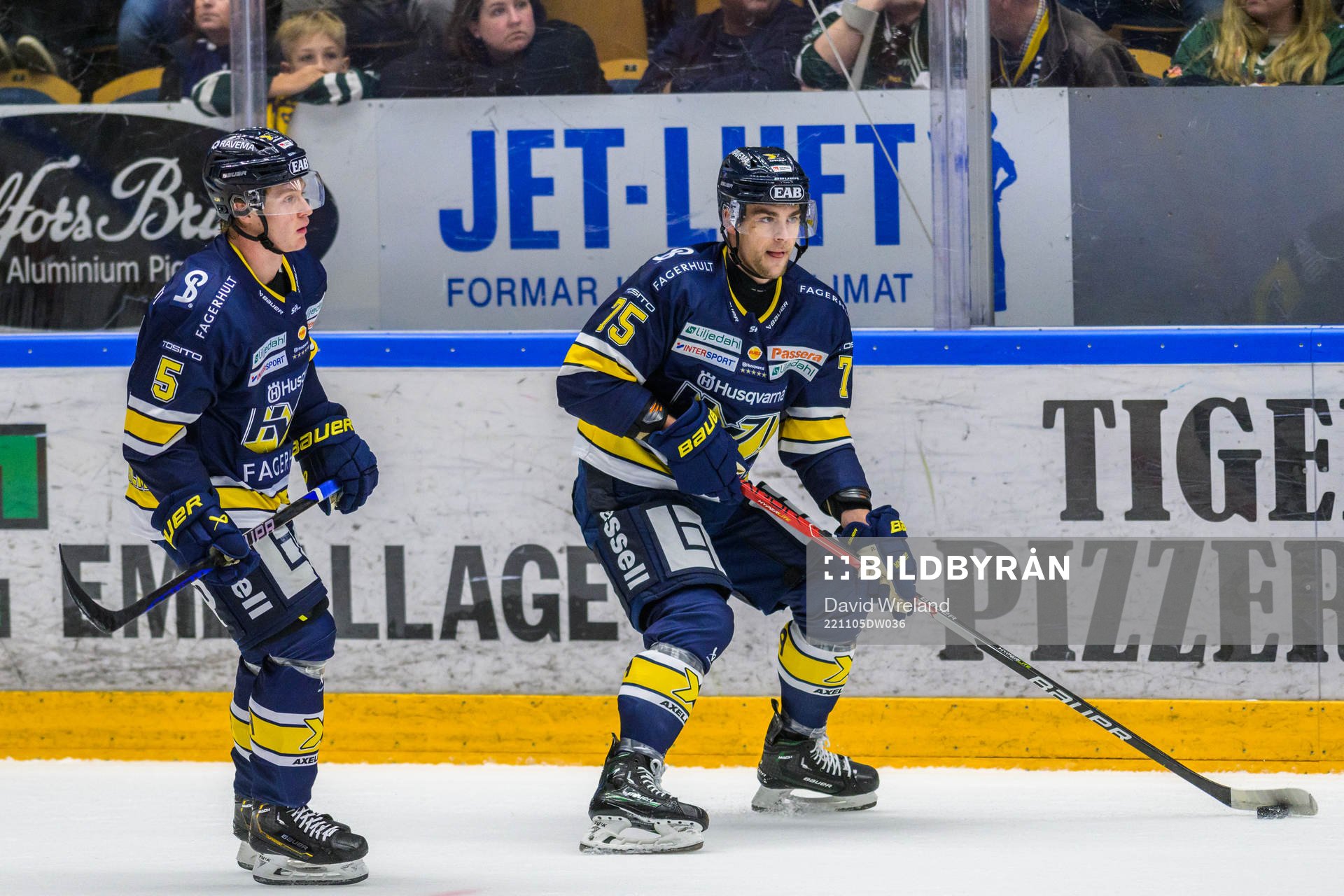 HV71s Victor Sjöholm och HV71s Radan Lenc
