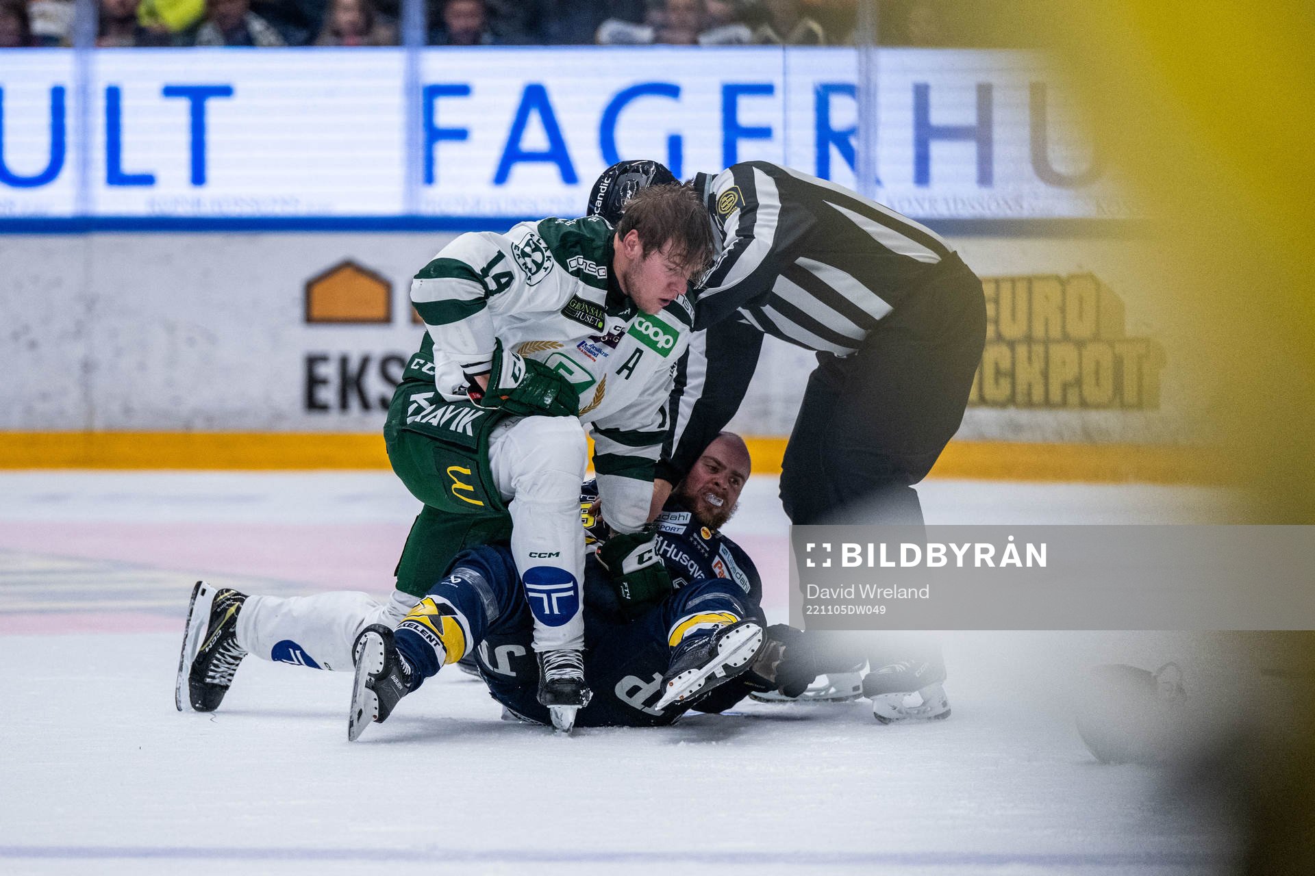 Färjestads Victor Ejdsell och HV71s Nichlas Torp i