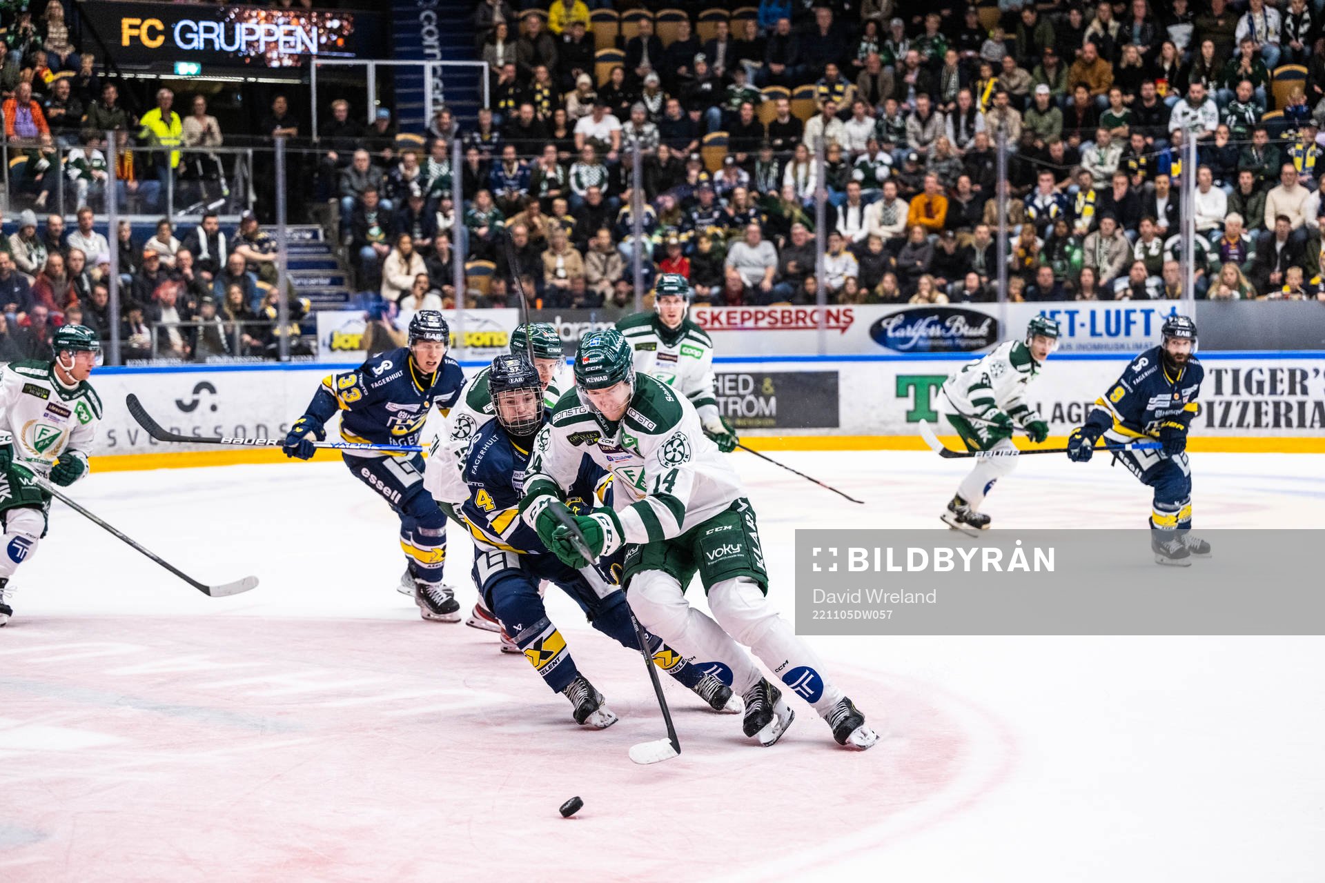 HV71s Oscar Fisker Molgaard  och Färjestads Victor Ejdsell