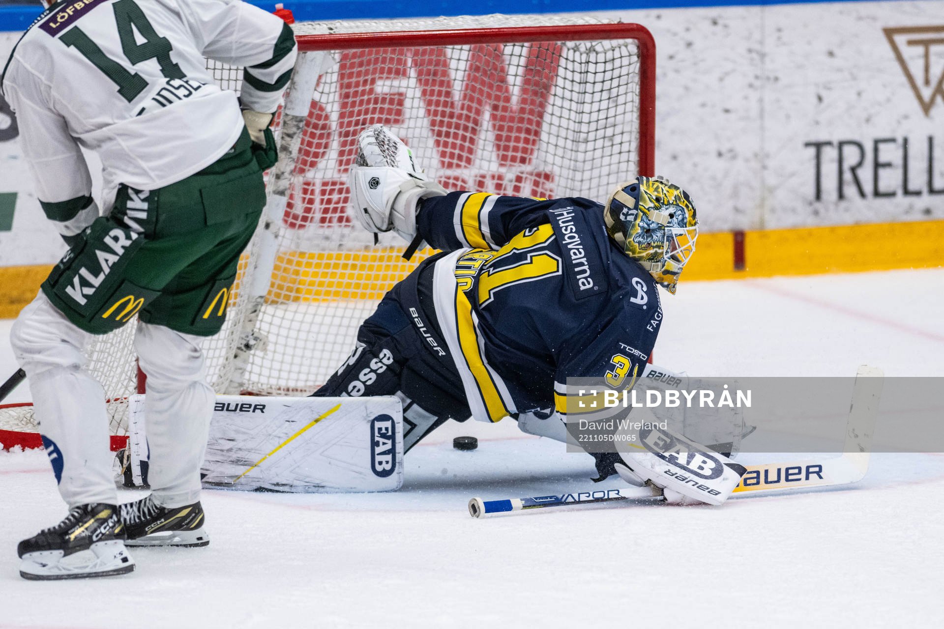 Färjestads Victor Ejdsell (ej i bild) gör 2-3 bakom HV71s
