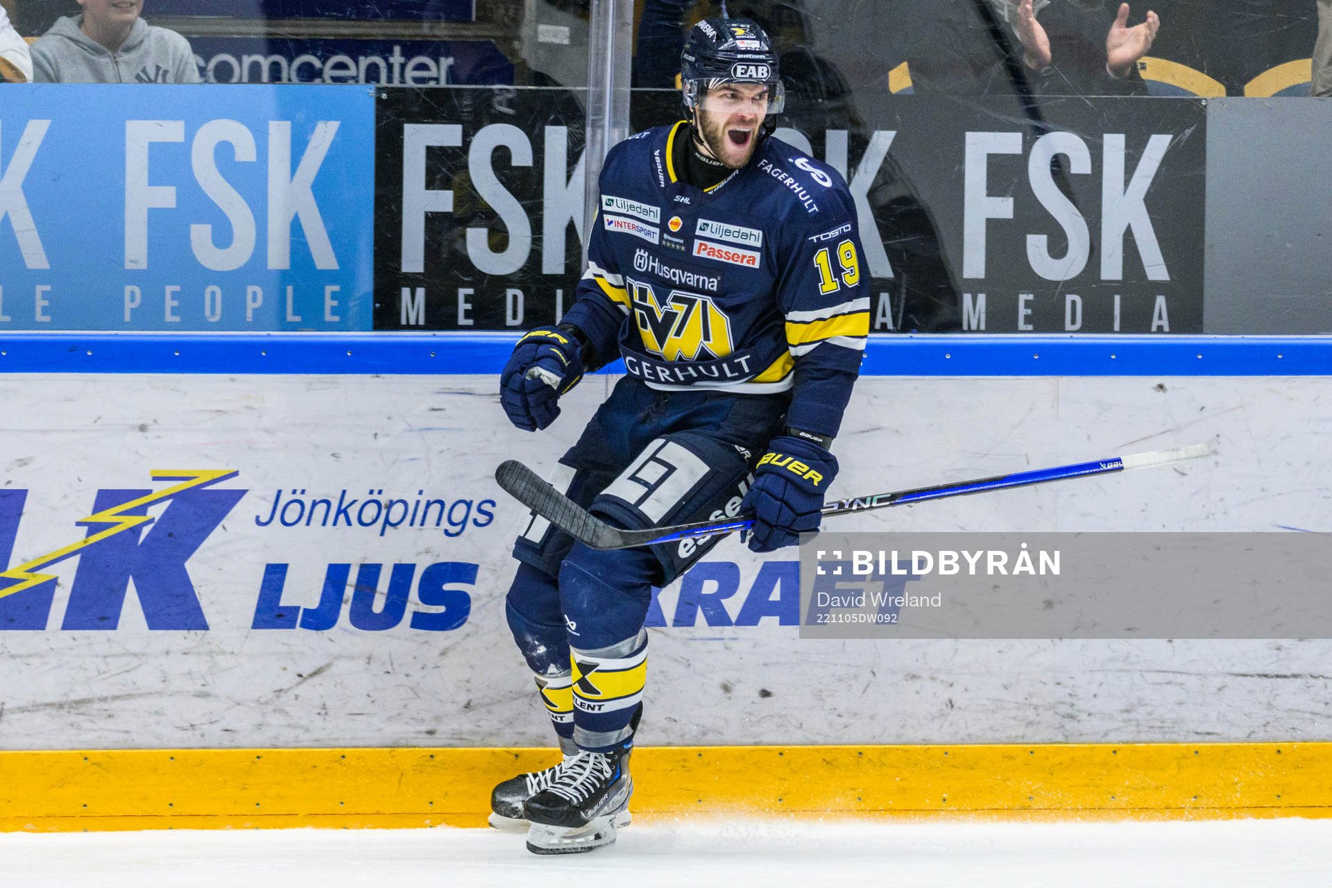 HV71s Sam Vigneault jublar
