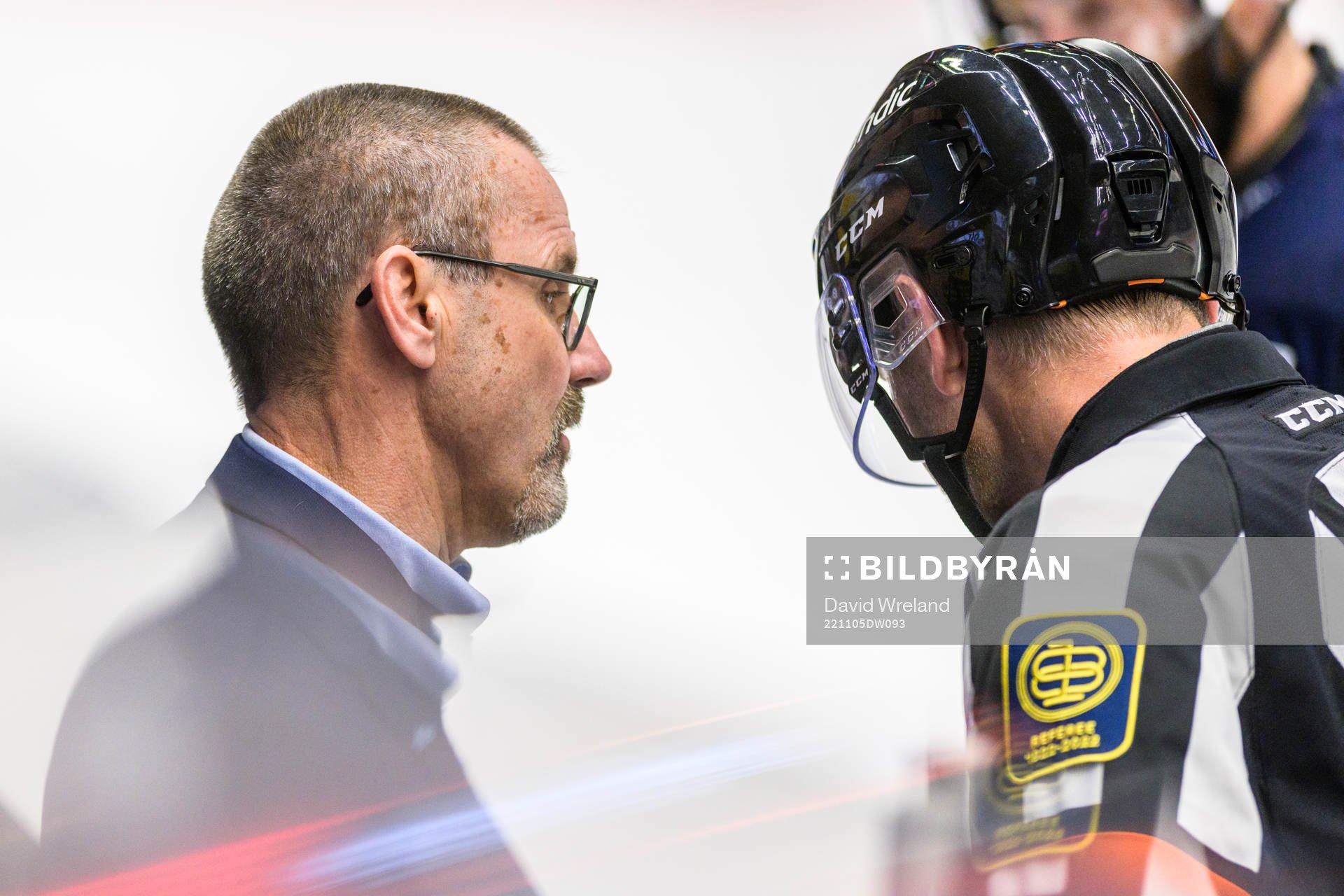 tränare Tommy Samuelsson diskuterar med domare