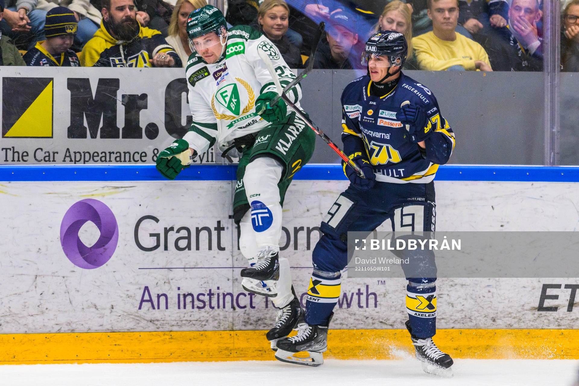 Färjestads Ville Pokka och HV71s Herman Hansson