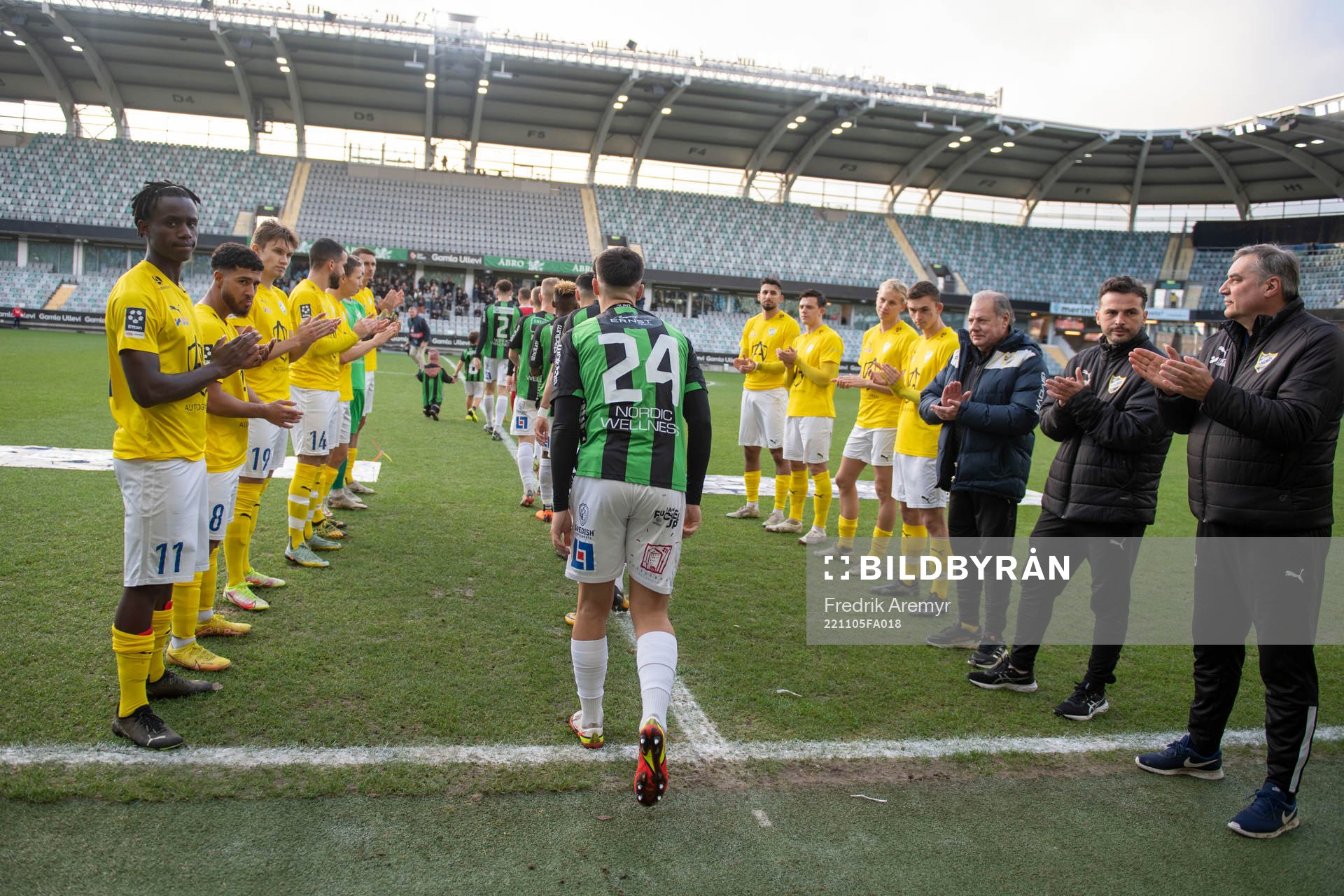 IFK Malmös spelare välkomnar GAIS spelare