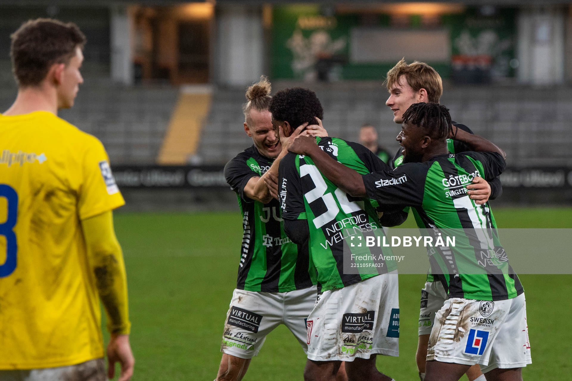 GAIS Jonas Lindberg , målskytten Harun Ibrahim, Anes Cardaklija och Michael Kargbo jublar under fotbollsmatchen i Ettan södra mellan GAIS och IFK Malmö den 5 november 2022 i Göteborg.