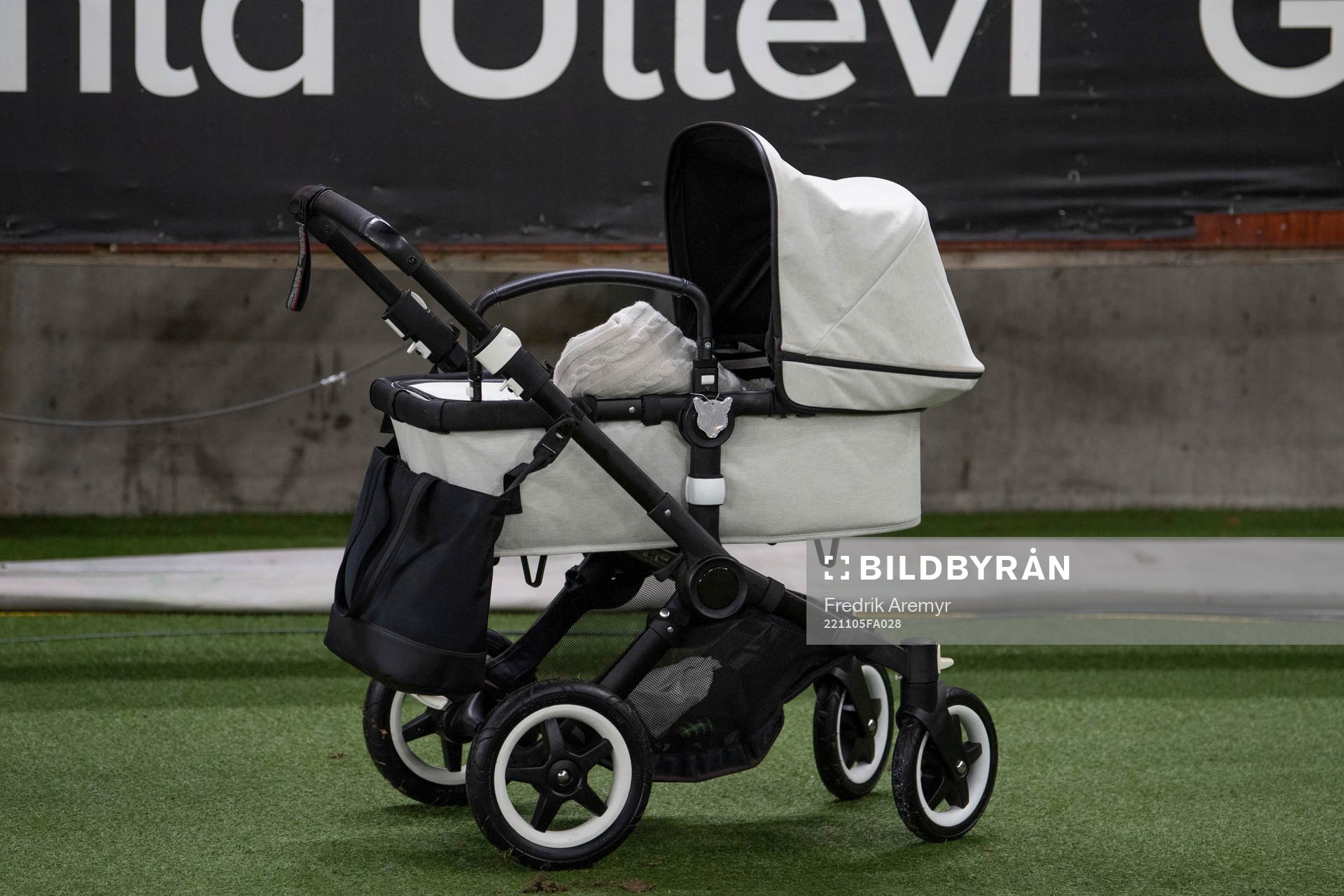en barnvagn inne på plan