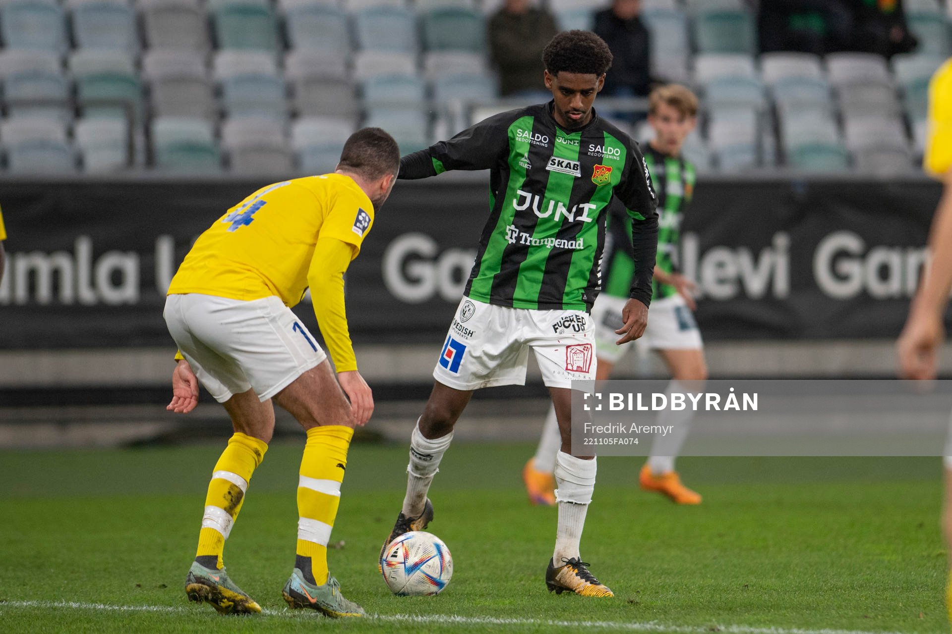 IFK Malmös Oscar Erlandsson och GAIS Harun Ibrahim under fotbollsmatchen i Ettan södra mellan GAIS och IFK Malmö den 5 november 2022 i Göteborg.