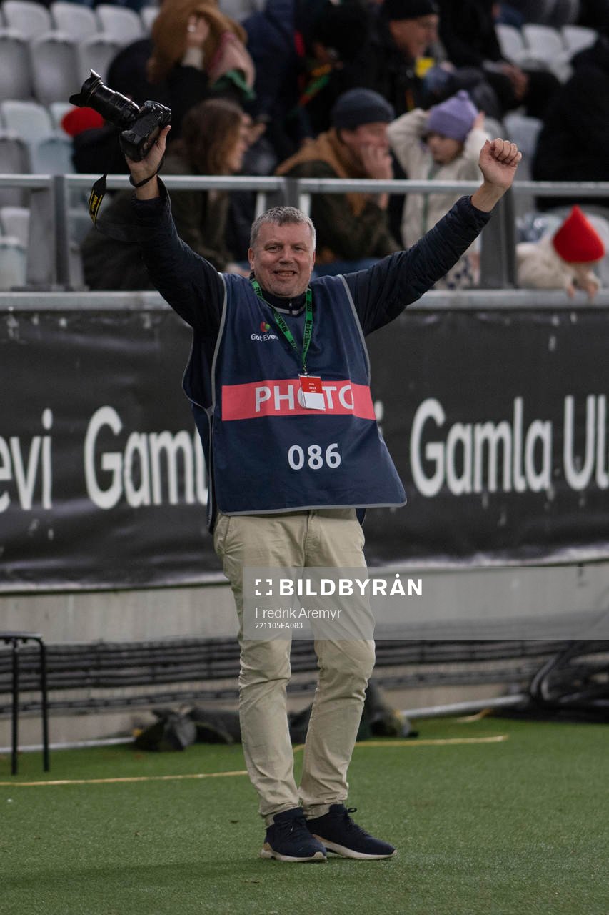GAIS supporterfotograf Mikael Josefsson jublar