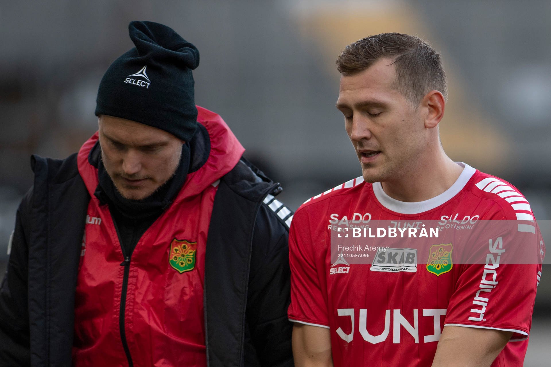 GAIS målvaktstränare Ole Söderberg och målvakt Erik Krantz under fotbollsmatchen i Ettan södra mellan GAIS och IFK Malmö den 5 november 2022 i Göteborg.