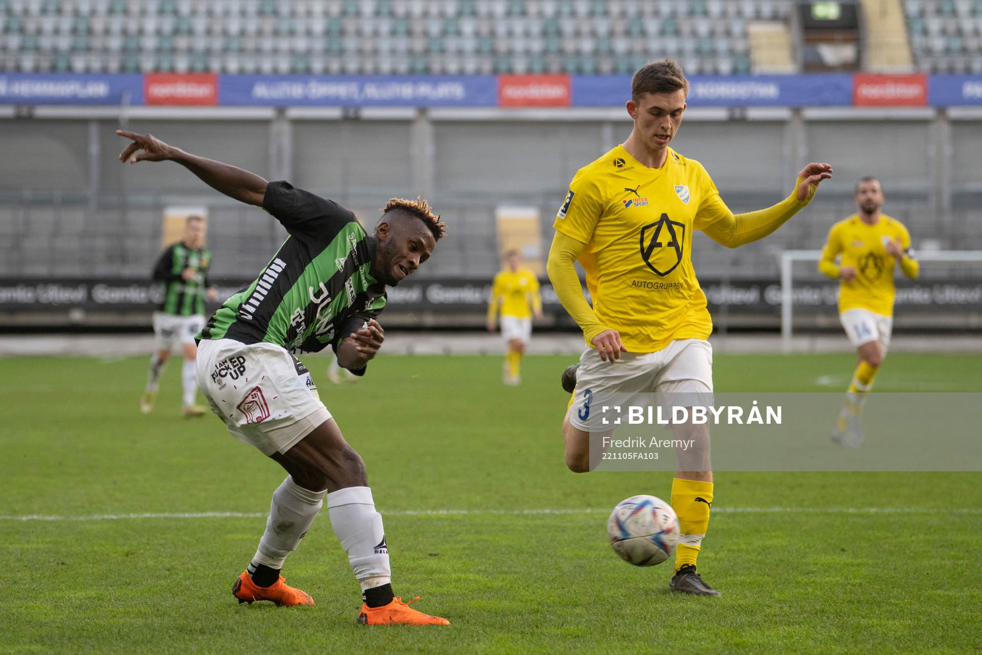 GAIS Richard Friday ochI FK Malmös Elliot Lindquist Nilsson under fotbollsmatchen i Ettan södra mellan GAIS och IFK Malmö den 5 november 2022 i Göteborg.
