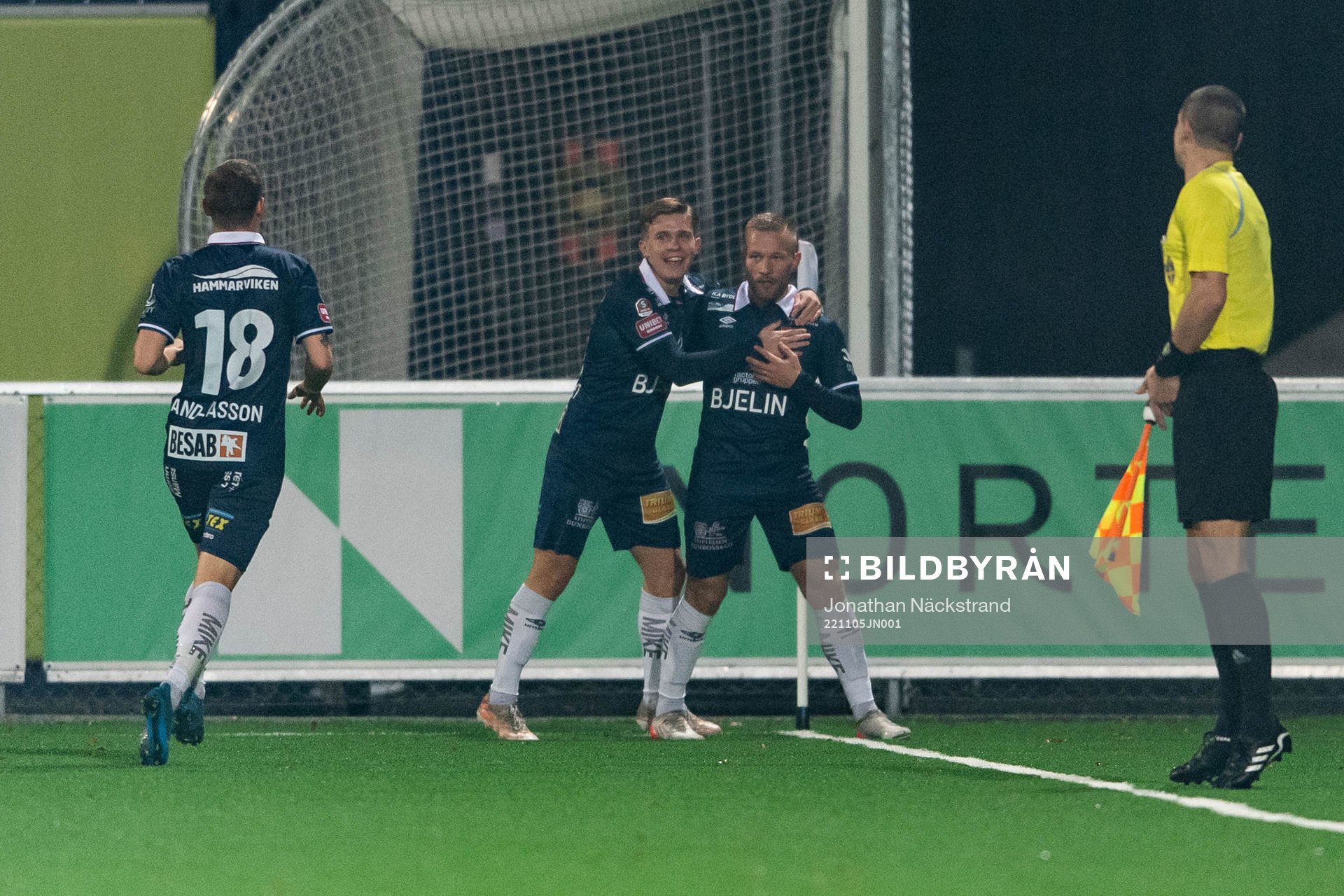 Örgrytes Nicklas Bärkroth jublar med lagkamrater