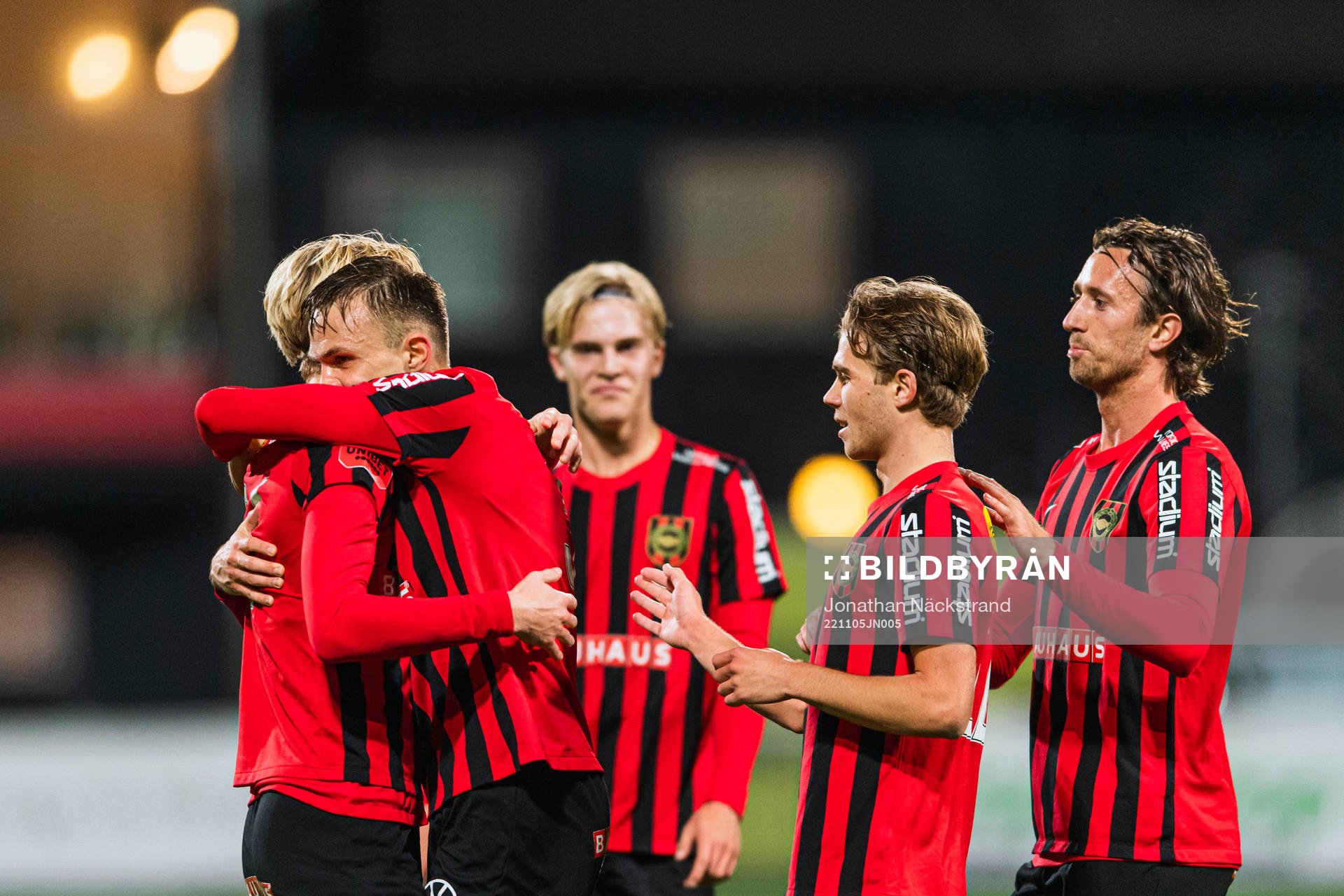 Brommapojkarnas Oscar Krusnell jublar med lagkamrater