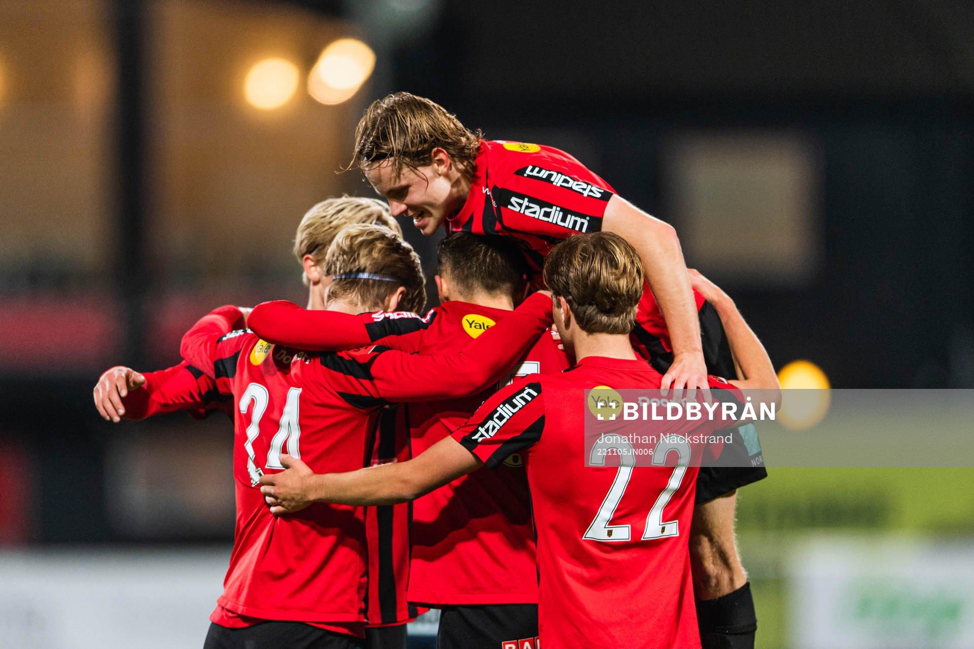 Brommapojkarnas Oscar Krusnell jublar med lagkamrater