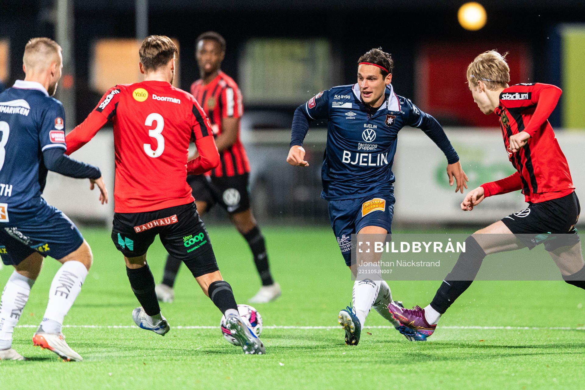 Brommapojkarnas Theo Bergvall och Örgrytes Kevin Ackermann