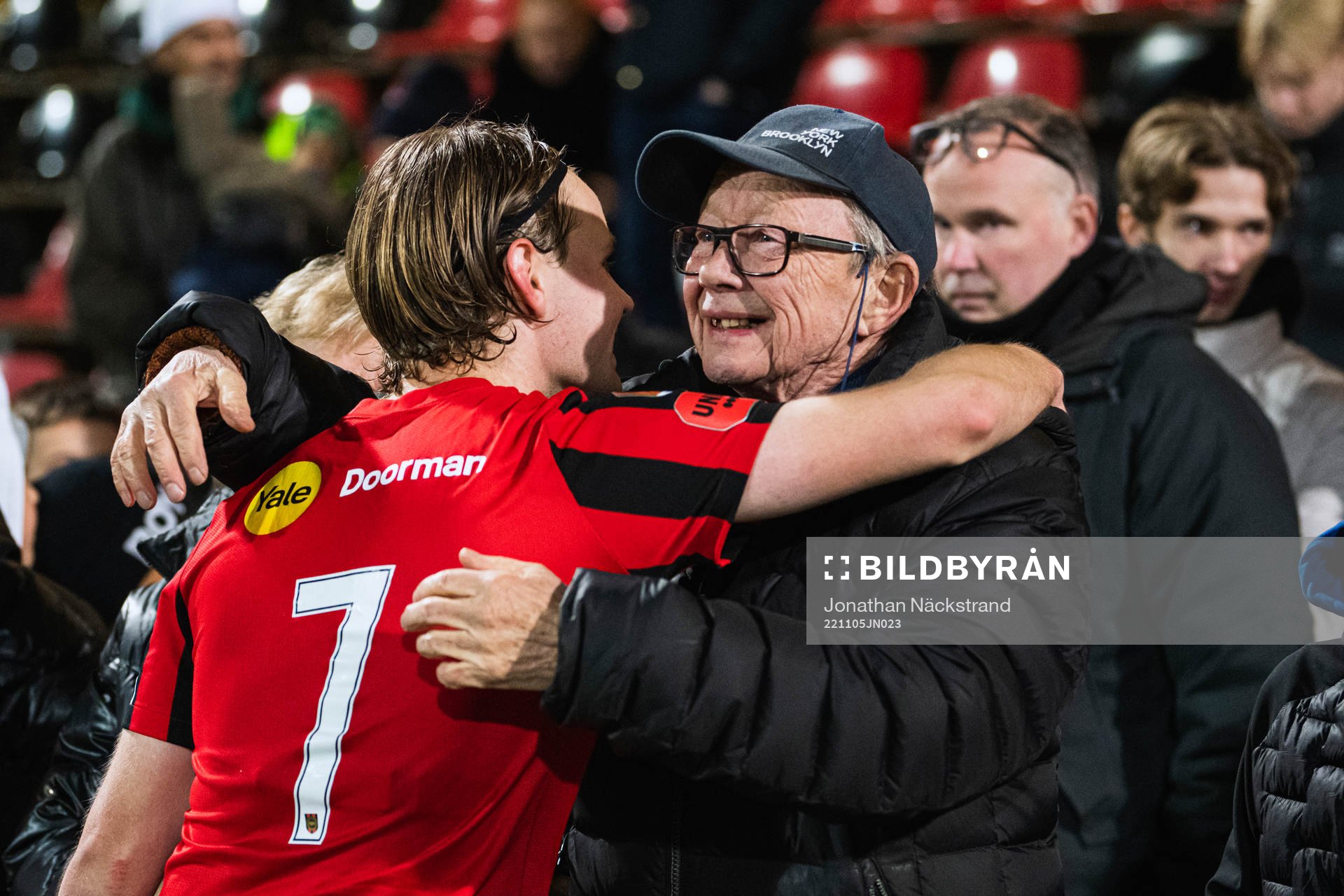 Brommapojkarnas Oscar Pettersson firar