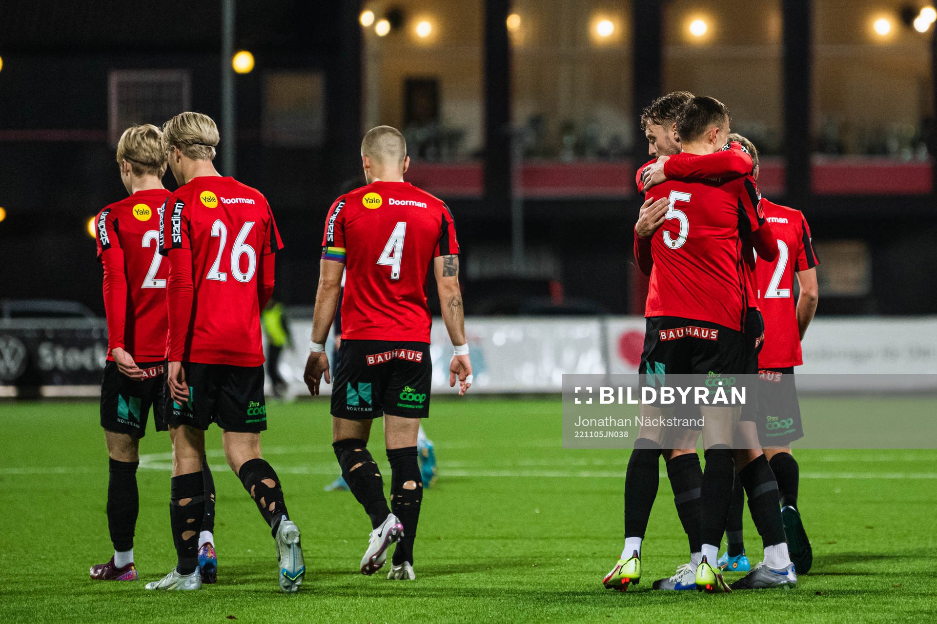 Brommapojkarnas Oscar Krusnell jublar med lagkamrater