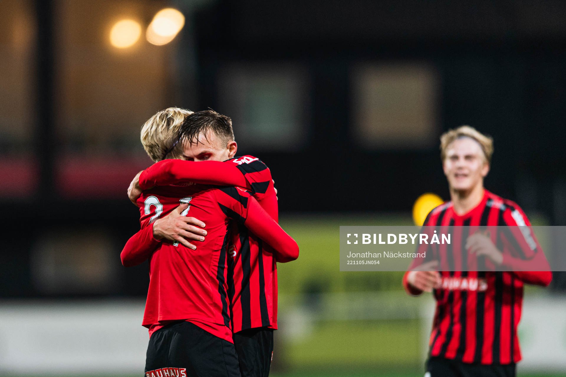 Brommapojkarnas Oscar Krusnell jublar med Theo Bergvall