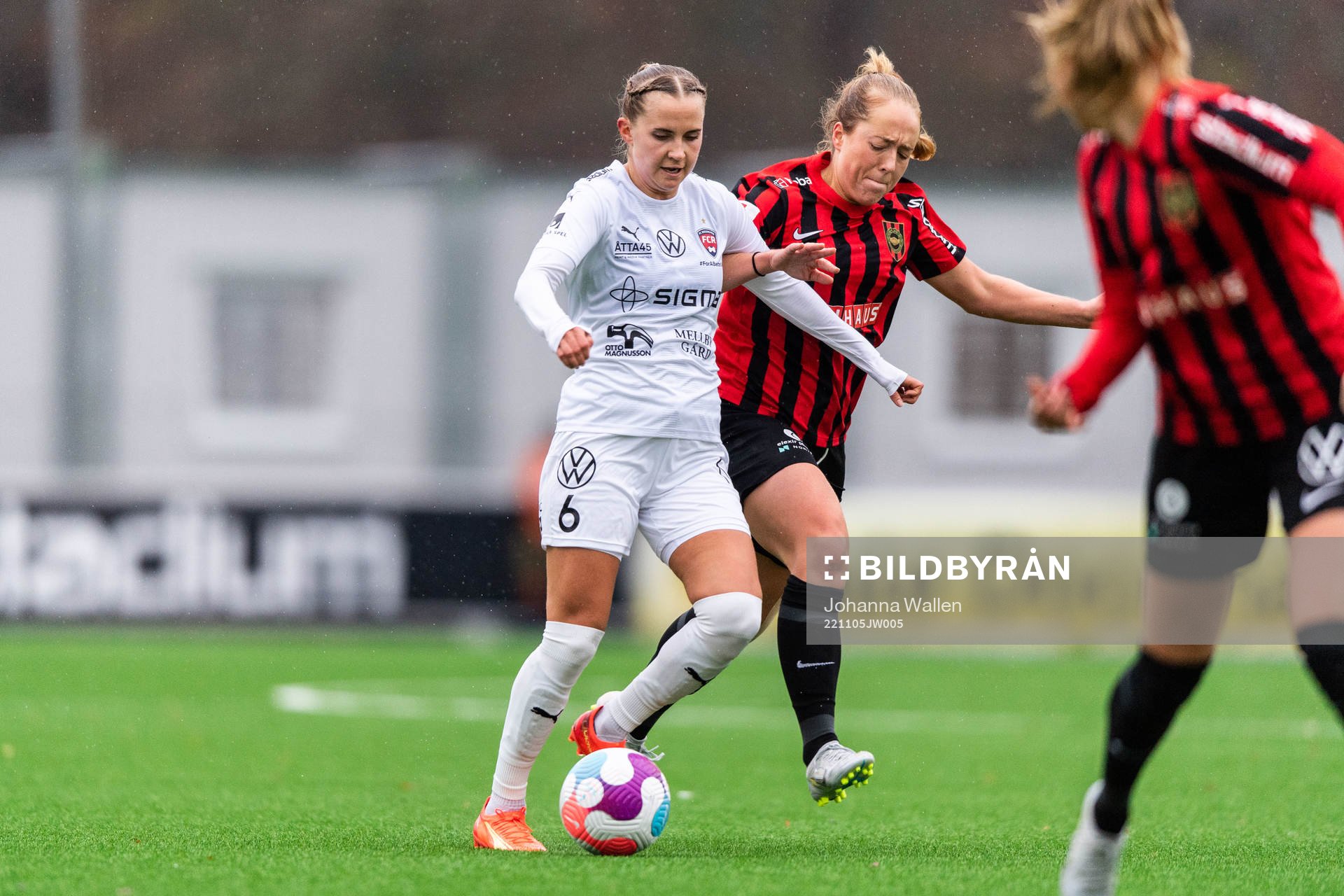 FC Rosengårds Ria Noora Minerva Öling och Brommapojkarnas Alice Ahlberg under fotbollsmatchen i Damallsvenskan mellan Brommapojkarna och FC Rosengård den 5 november 2022 i Stockholm. 