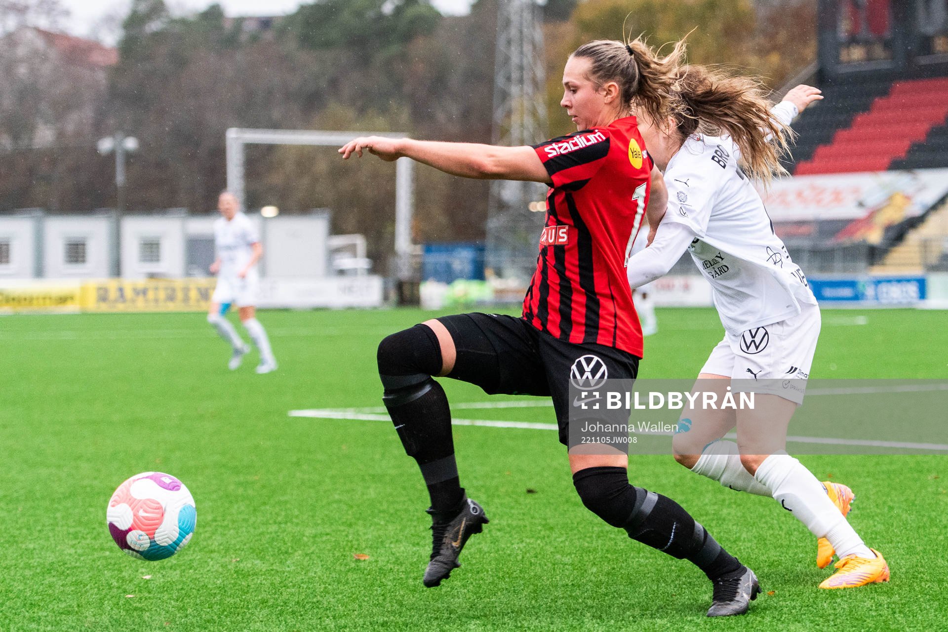 Brommapojkarnas Frida Thörnqvist och FC Rosengårds Fiona