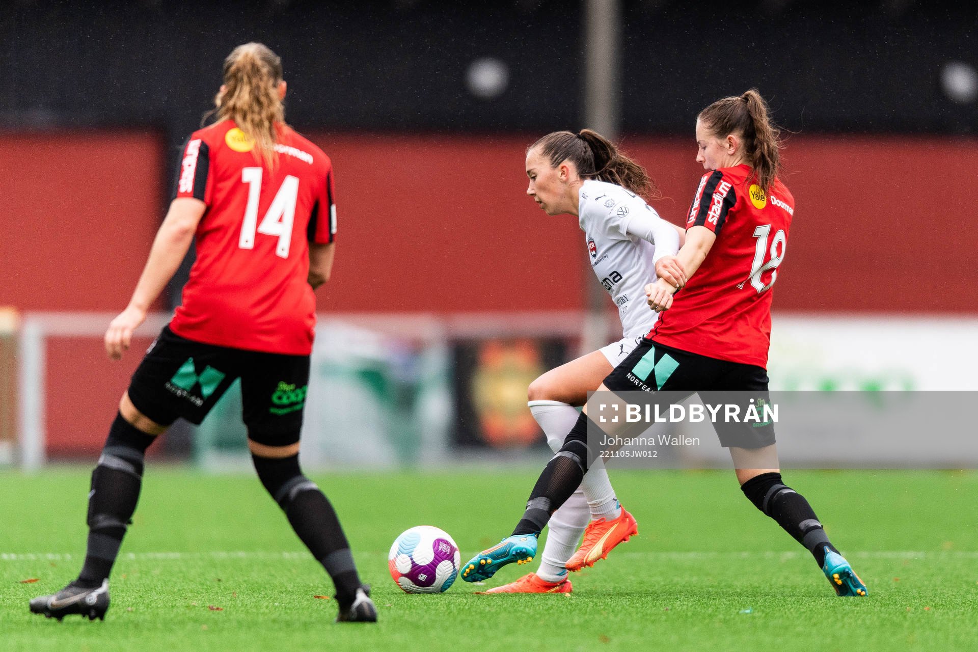 Brommapojkarnas Frida Thörnqvist och Ida Bengtsson mot FC