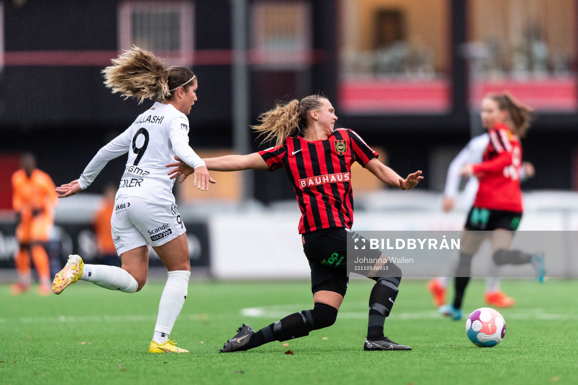 FC Rosengårds Loreta Kullashi och Brommapojkarnas Frida