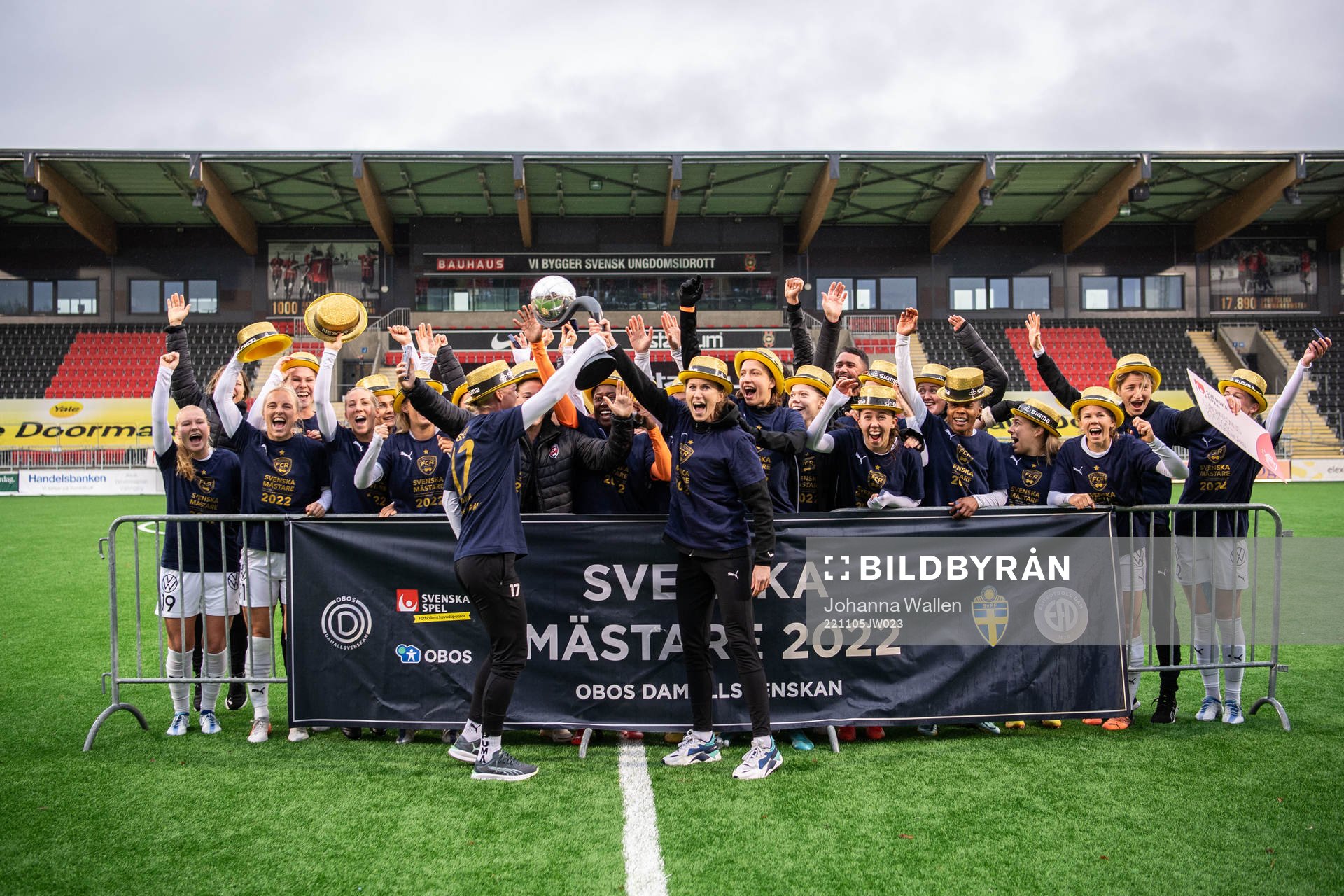 FC Rosengårds spelare jublar med Kronprinsessan Victorias