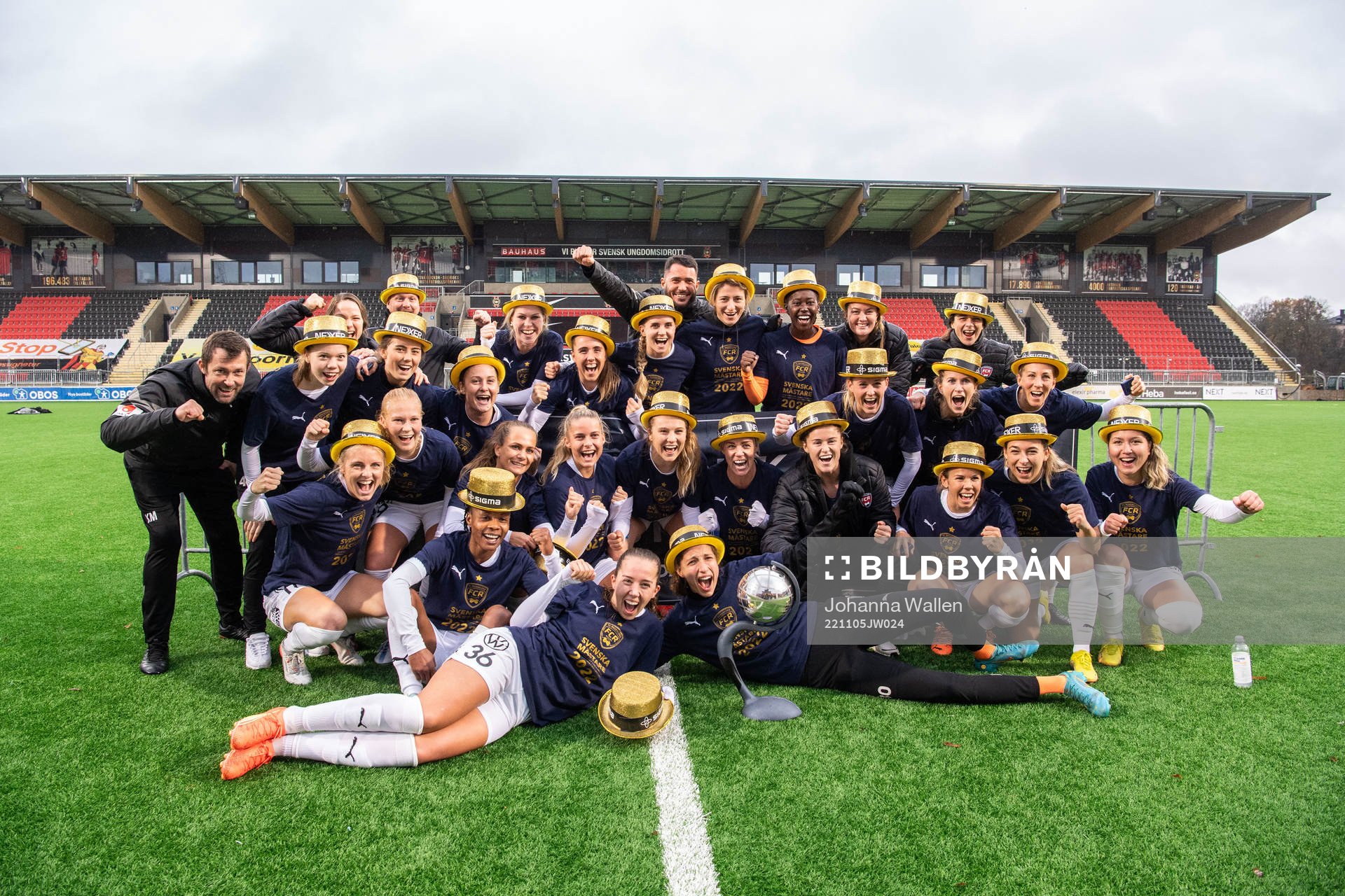 FC Rosengårds spelare jublar med Kronprinsessan Victorias