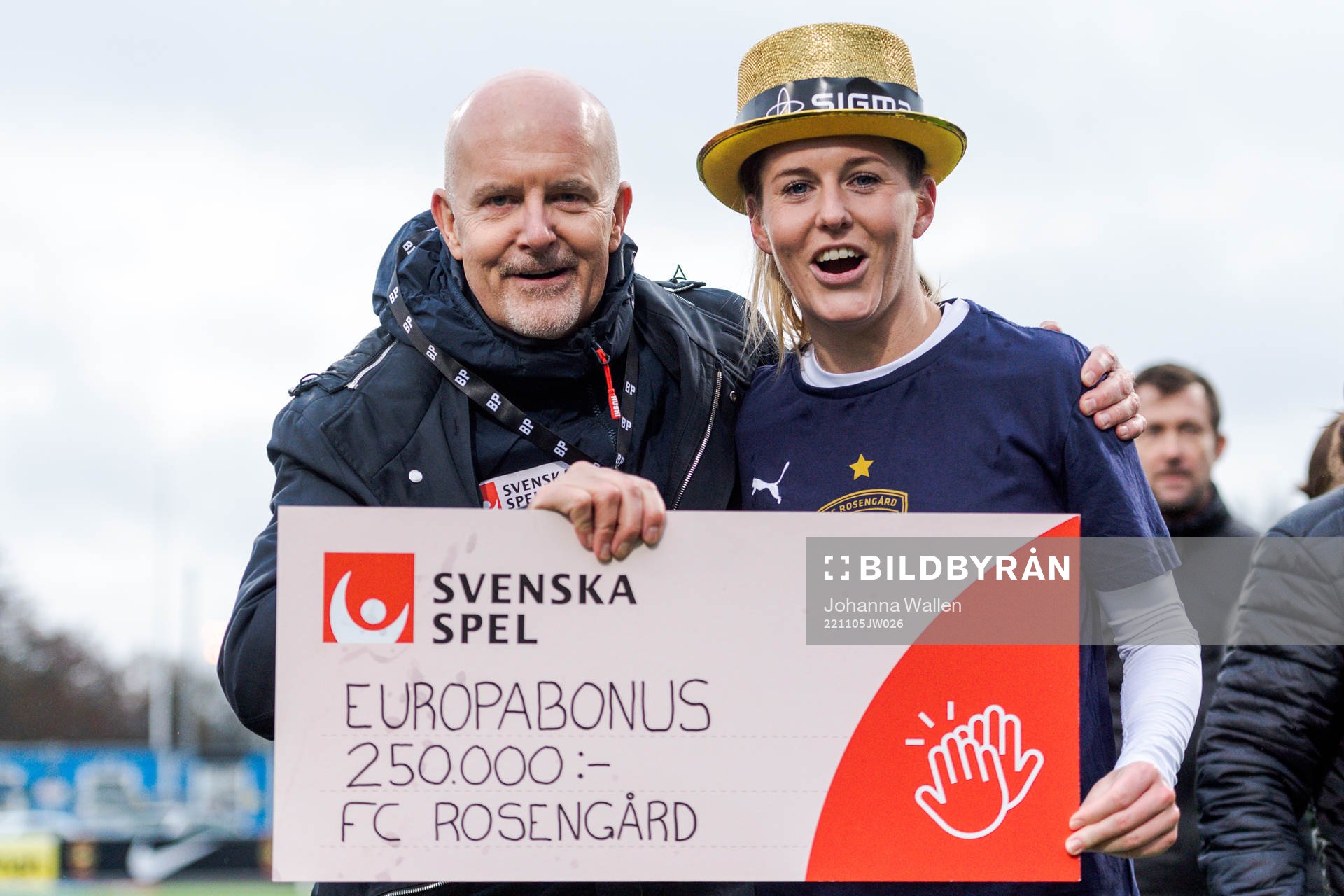 FC Rosengårds Olivia Schough med en check från Joakim