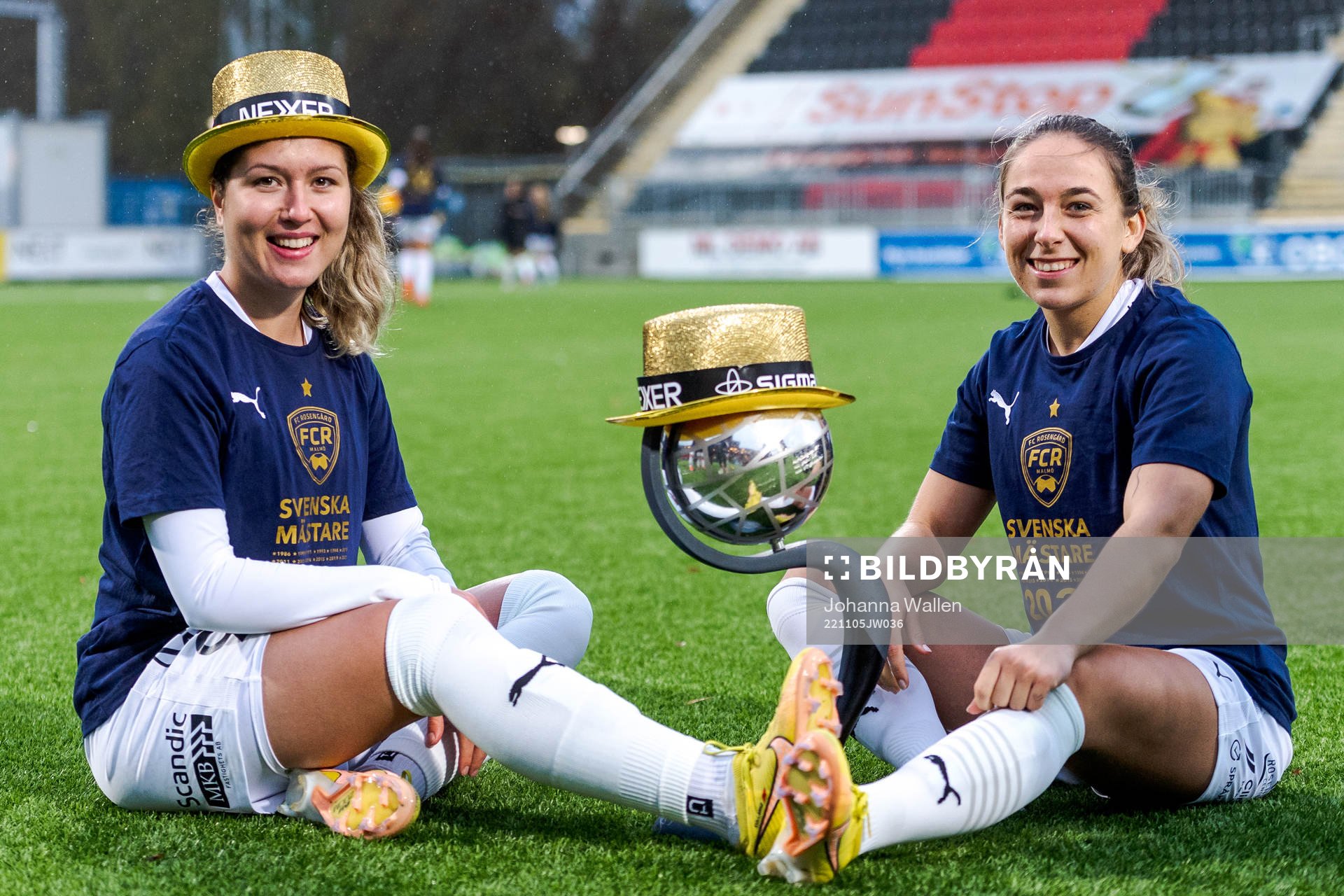 FC Rosengårds Loreta Kullashi och Gina Chmielinski jublar