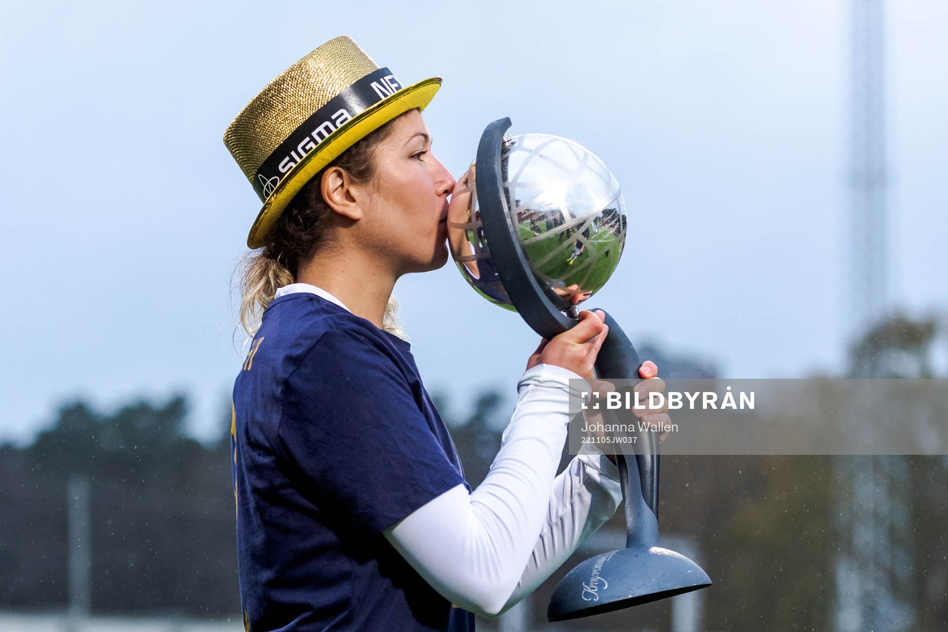 FC Rosengårds Loreta Kullashi jublar med Kronprinsessan Victorias pokal efter fotbollsmatchen i Damallsvenskan mellan Brommapojkarna och FC Rosengård den 5 november 2022 i Stockholm. 