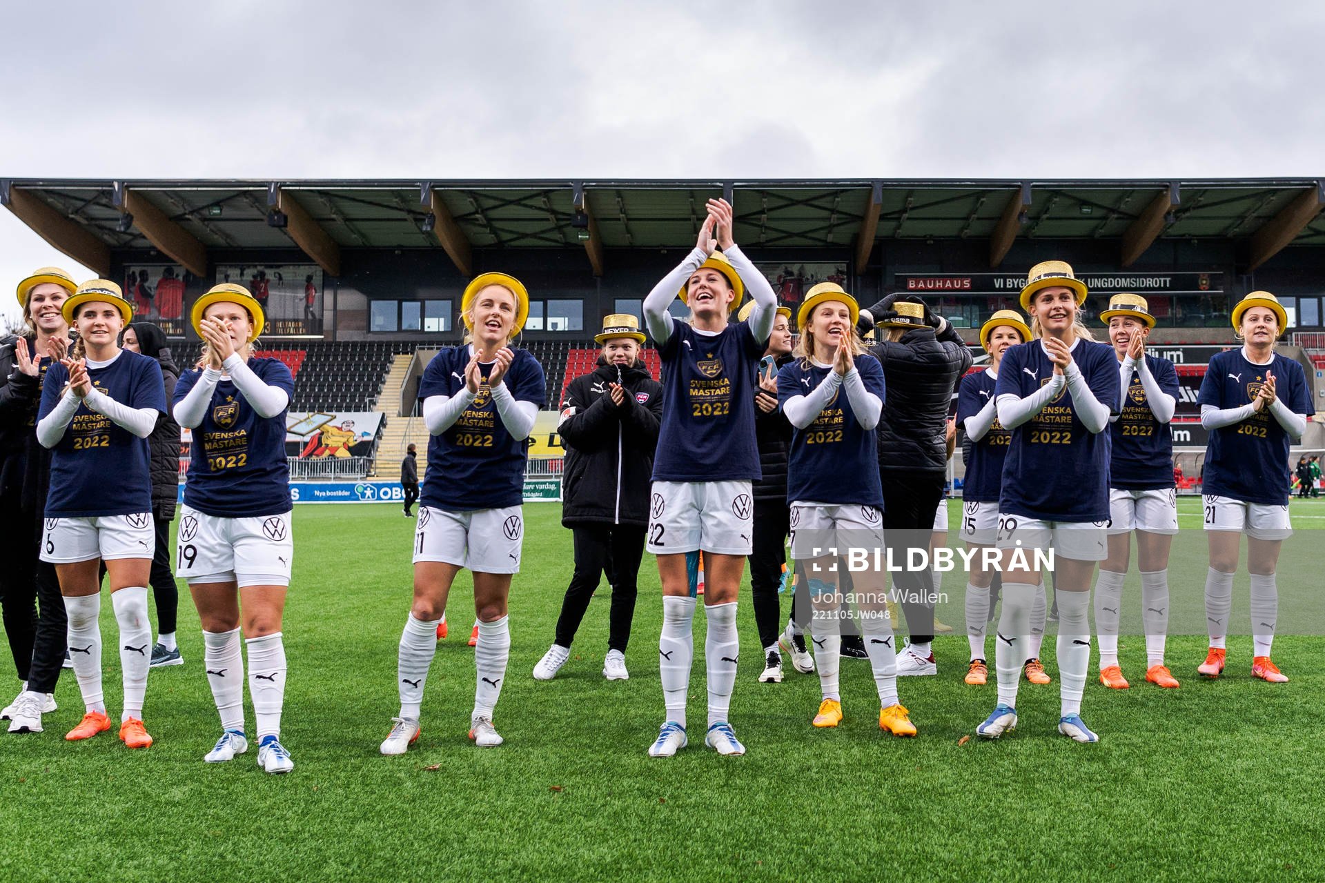 FC Rosengård tackar publiken efter fotbollsmatchen i Damallsvenskan mellan Brommapojkarna och FC Rosengård den 5 november 2022 i Stockholm.