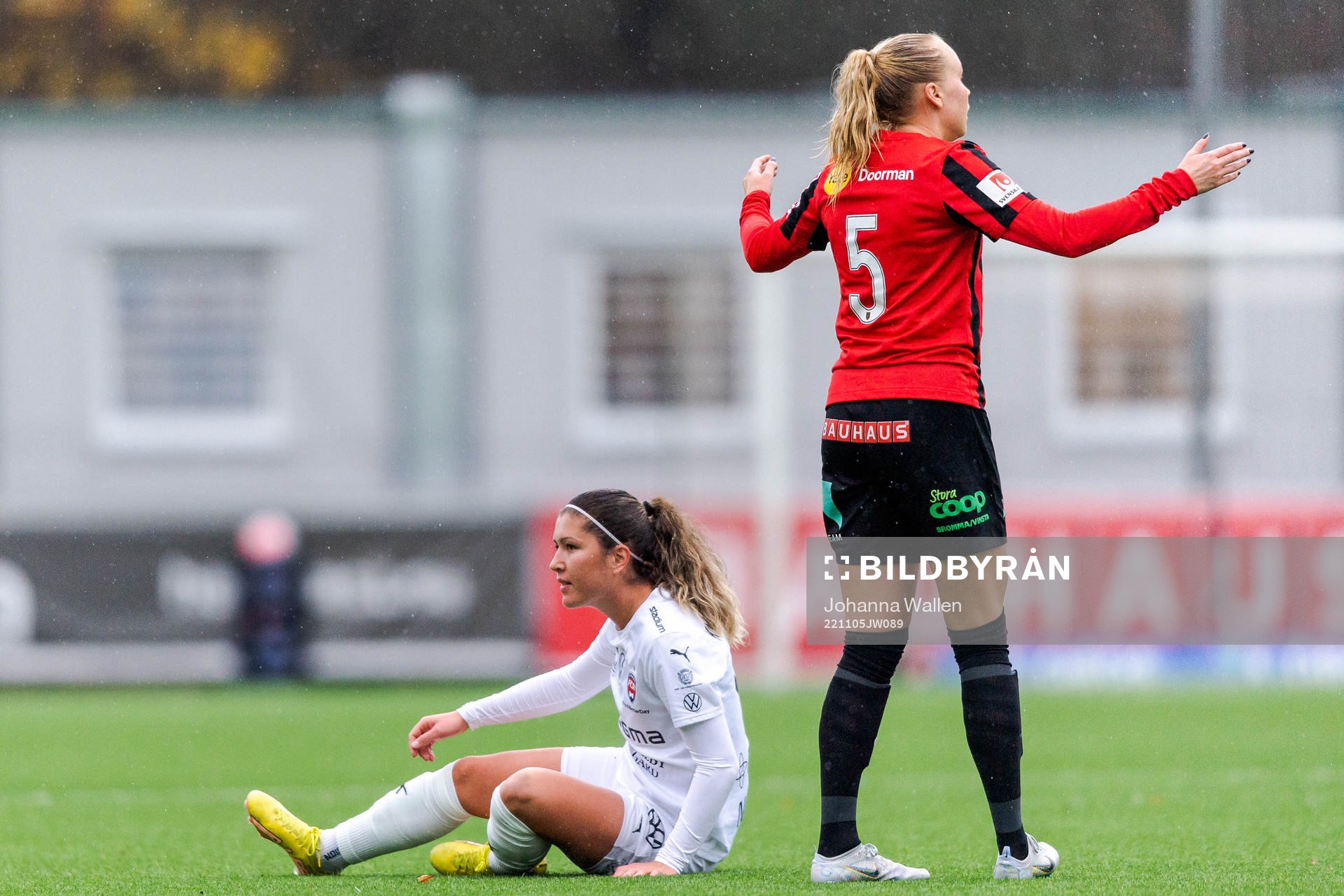 FC Rosengårds Loreta Kullashi och Brommapojkarnas Wilma