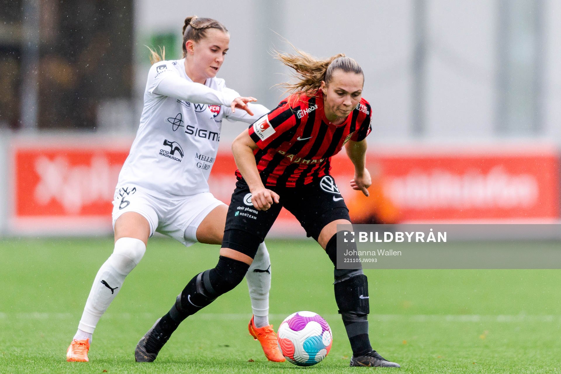 FC Rosengårds Ria Noora Minerva Öling och Brommapojkarnas Frida Thörnqvist under fotbollsmatchen i Damallsvenskan mellan Brommapojkarna och FC Rosengård den 5 november 2022 i Stockholm.
