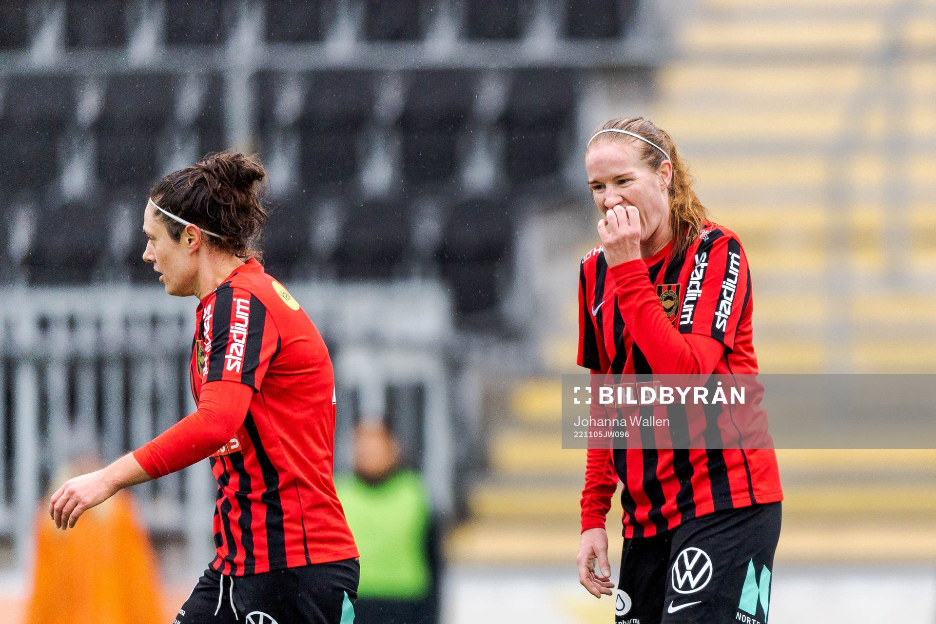 Brommapojkarnas Shannon Woeller och Vaila Barsley deppar