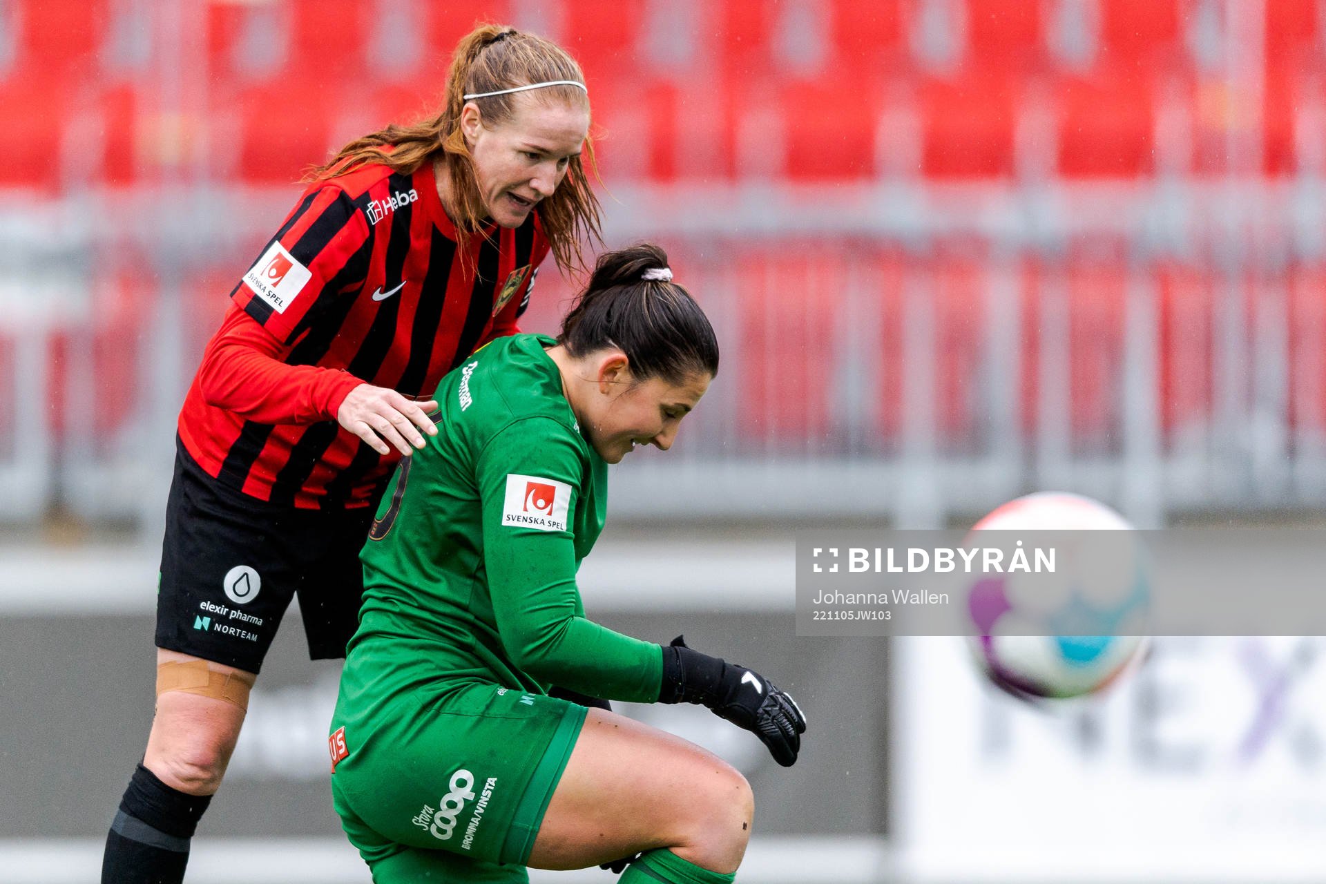 Brommapojkarnas Vaila Barsley och målvakt Lovisa Koss