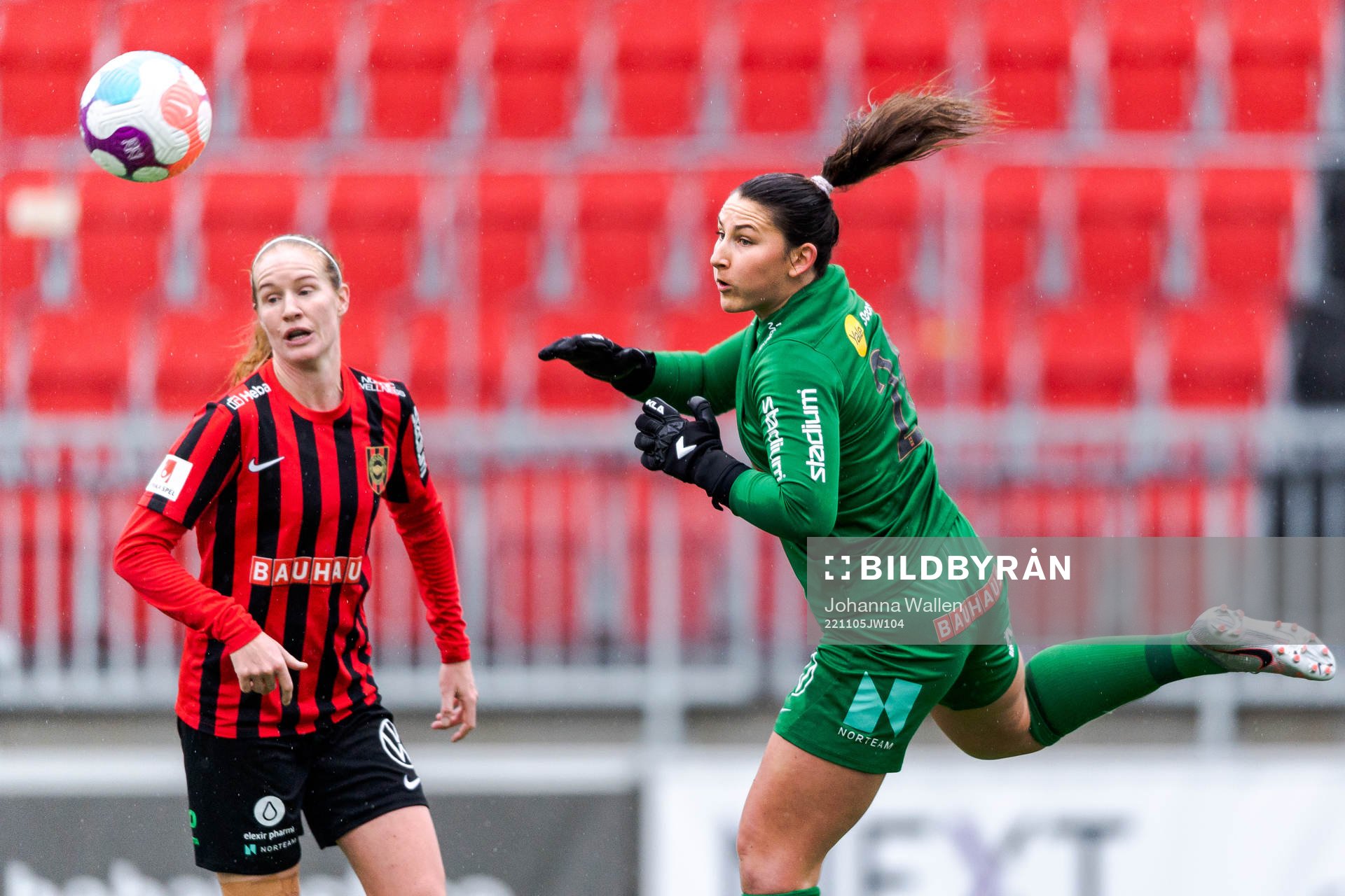 Brommapojkarnas Vaila Barsley och målvakt Lovisa Koss