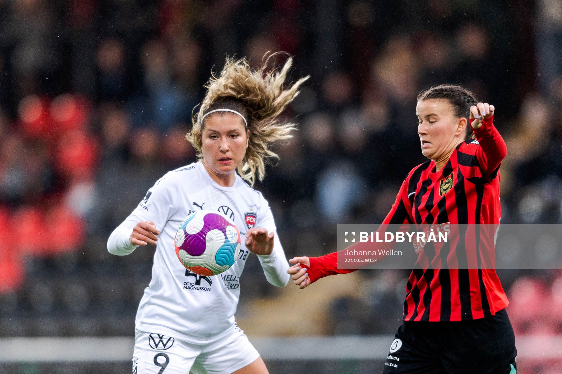 FC Rosengårds Loreta Kullashi och Brommapojkarnas Frida Boriero under fotbollsmatchen i Damallsvenskan mellan Brommapojkarna och FC Rosengård den 5 november 2022 i Stockholm.
