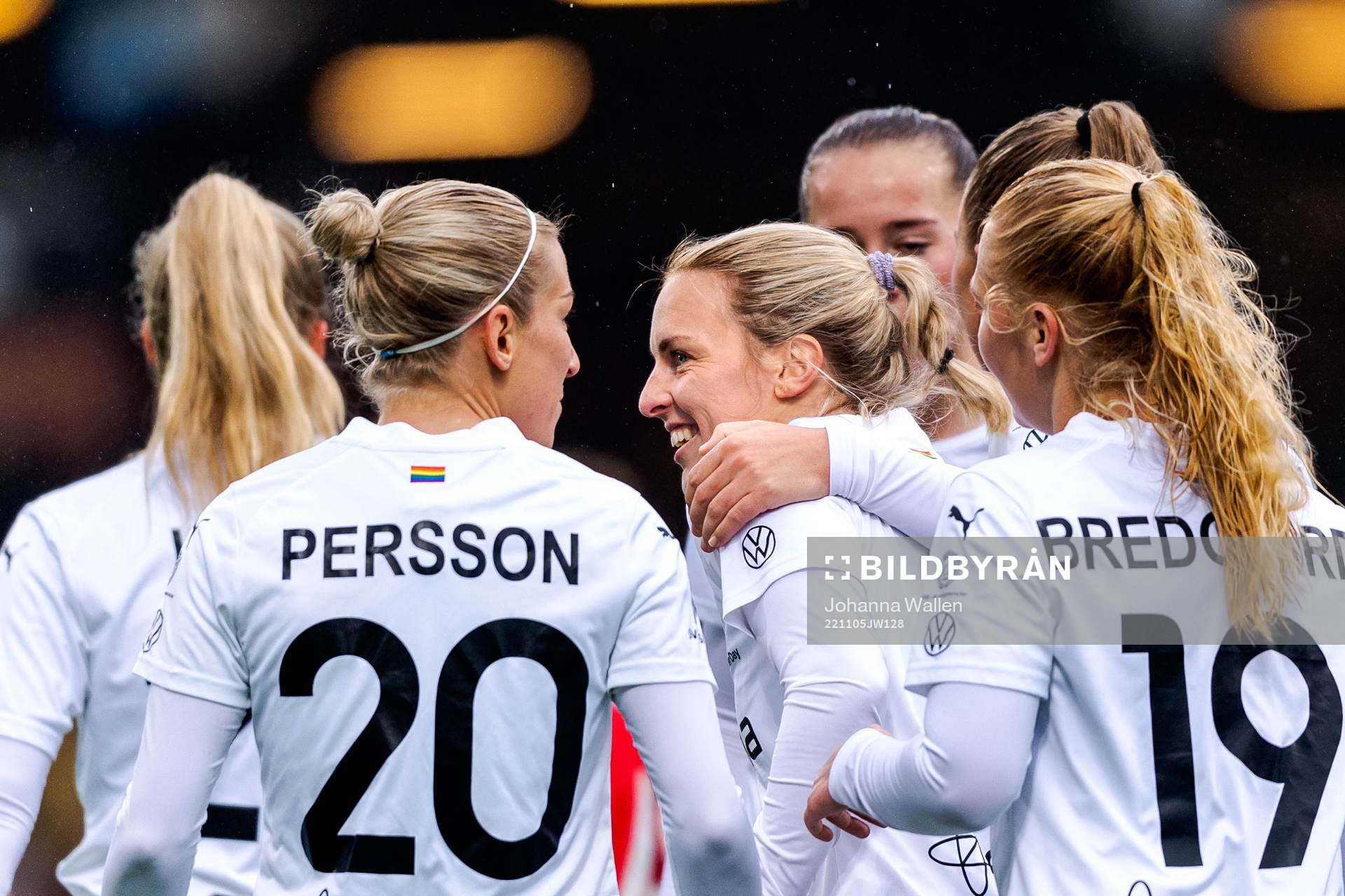 FC Rosengårds målskytt Mimmi Larsson jublar med laget