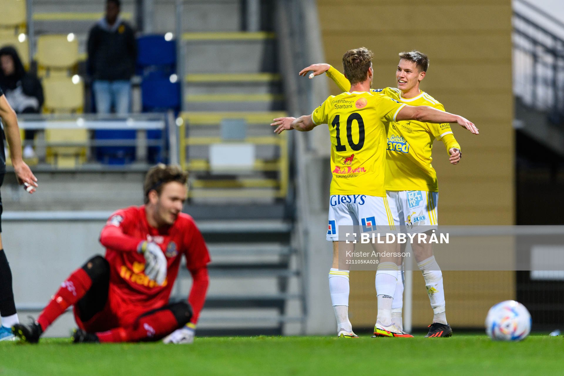 Falkenbergs Robin Hofsö och Taylor Silverholt jublar under fotbollsmatchen i Ettan södra mellan Falkenberg och Lunds BK den 5 november 2022 i Falkenberg.