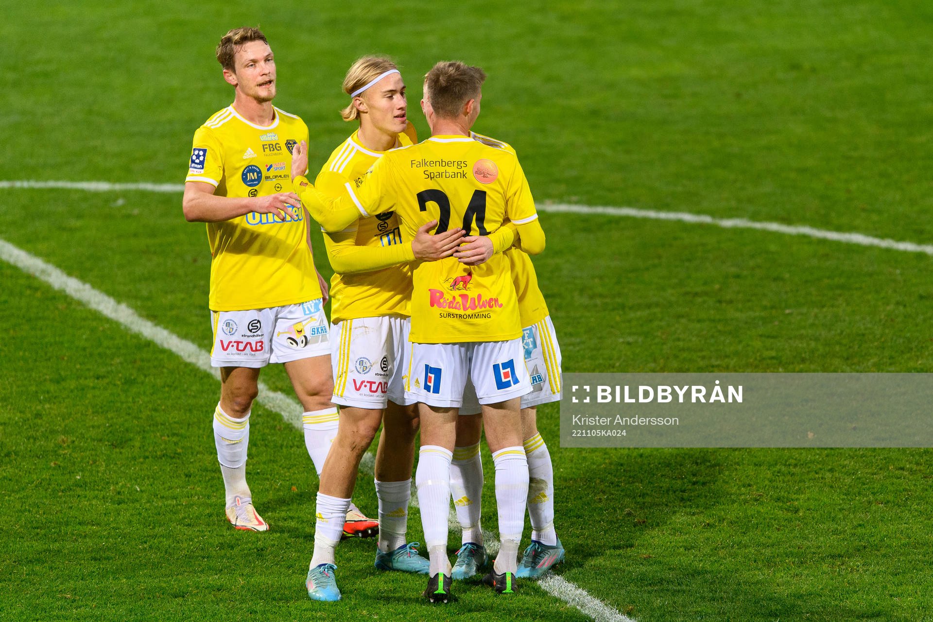 Falkenbergs Oskar Christiansson jublar med laget
