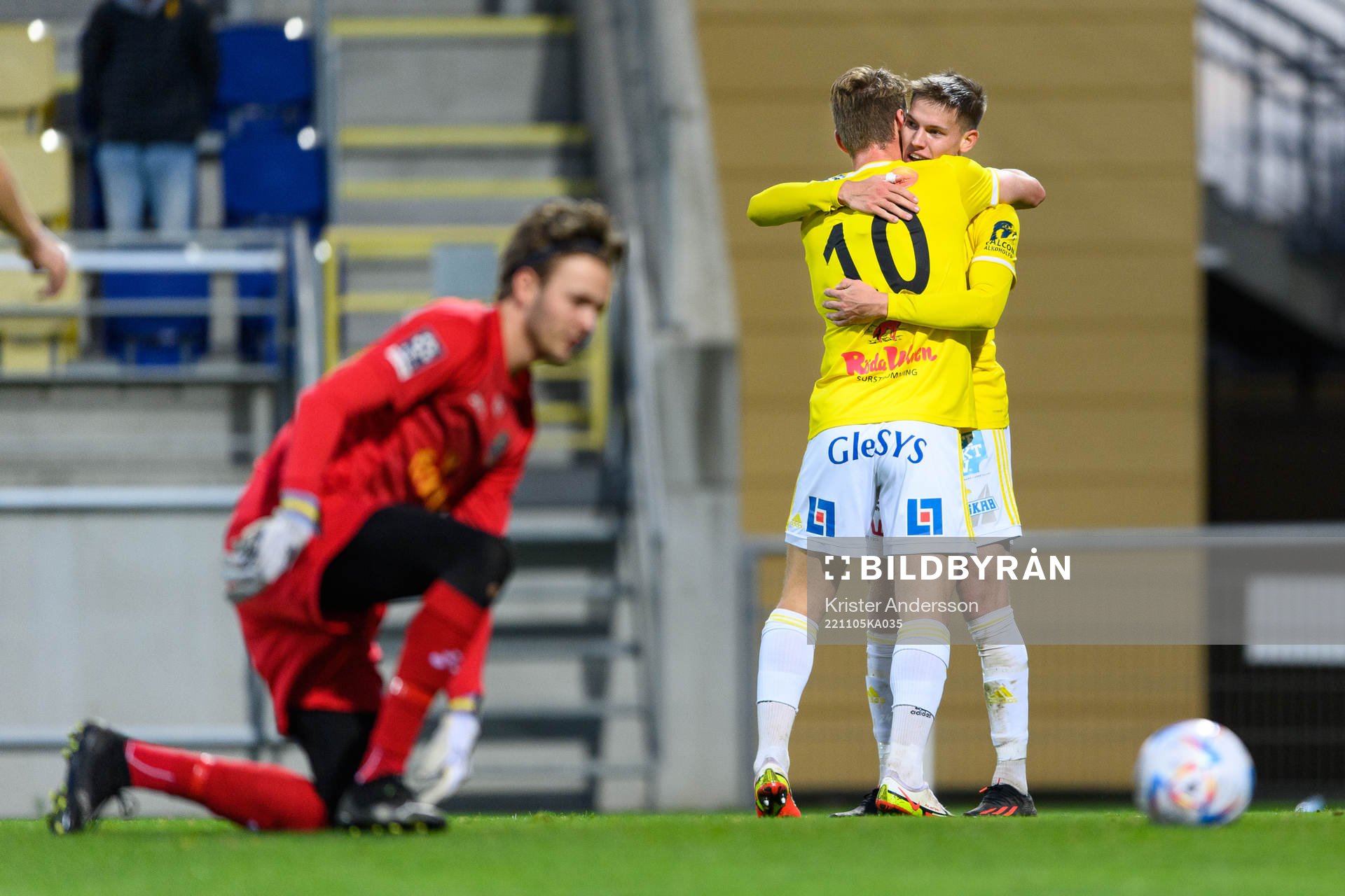 Falkenbergs Robin Hofsö och Taylor Silverholt jublar